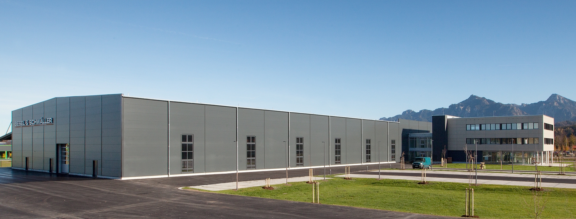 Die Lage im Gewerbepark Allgäuer Land ist auch durch den direkten Autobahnzugang ideal. Foto: Besel &amp; Schwäller Schaltanlagen GmbH