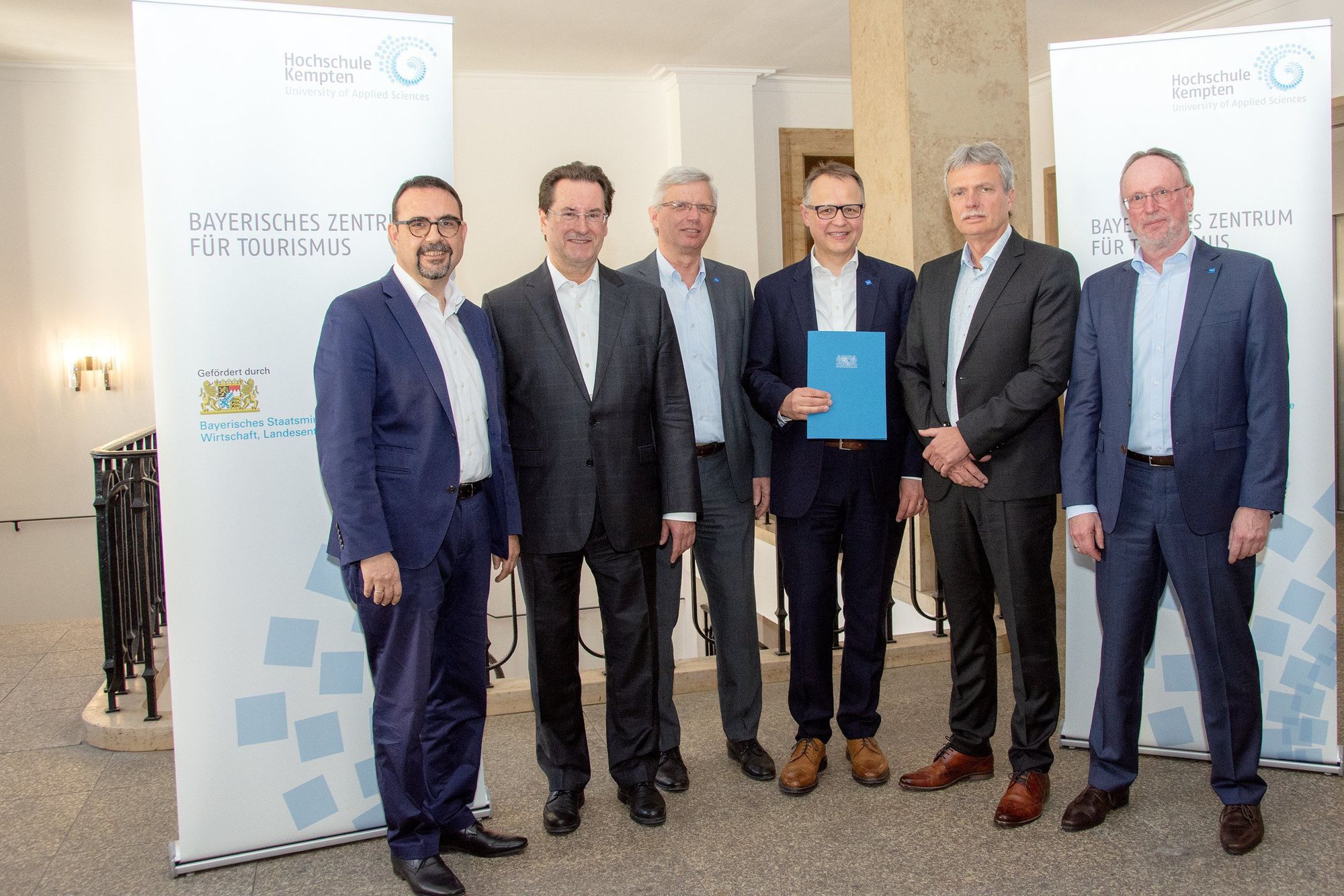 v.l. Klaus Holetschek, Prof. Dr. Robert F. Schmidt, Bernhard Joachim, Klaus Fischer, Prof. Dr. Alfred Bauer und Prof. Dr. Wolfgang Hauke. Foto: Allgäu GmbH