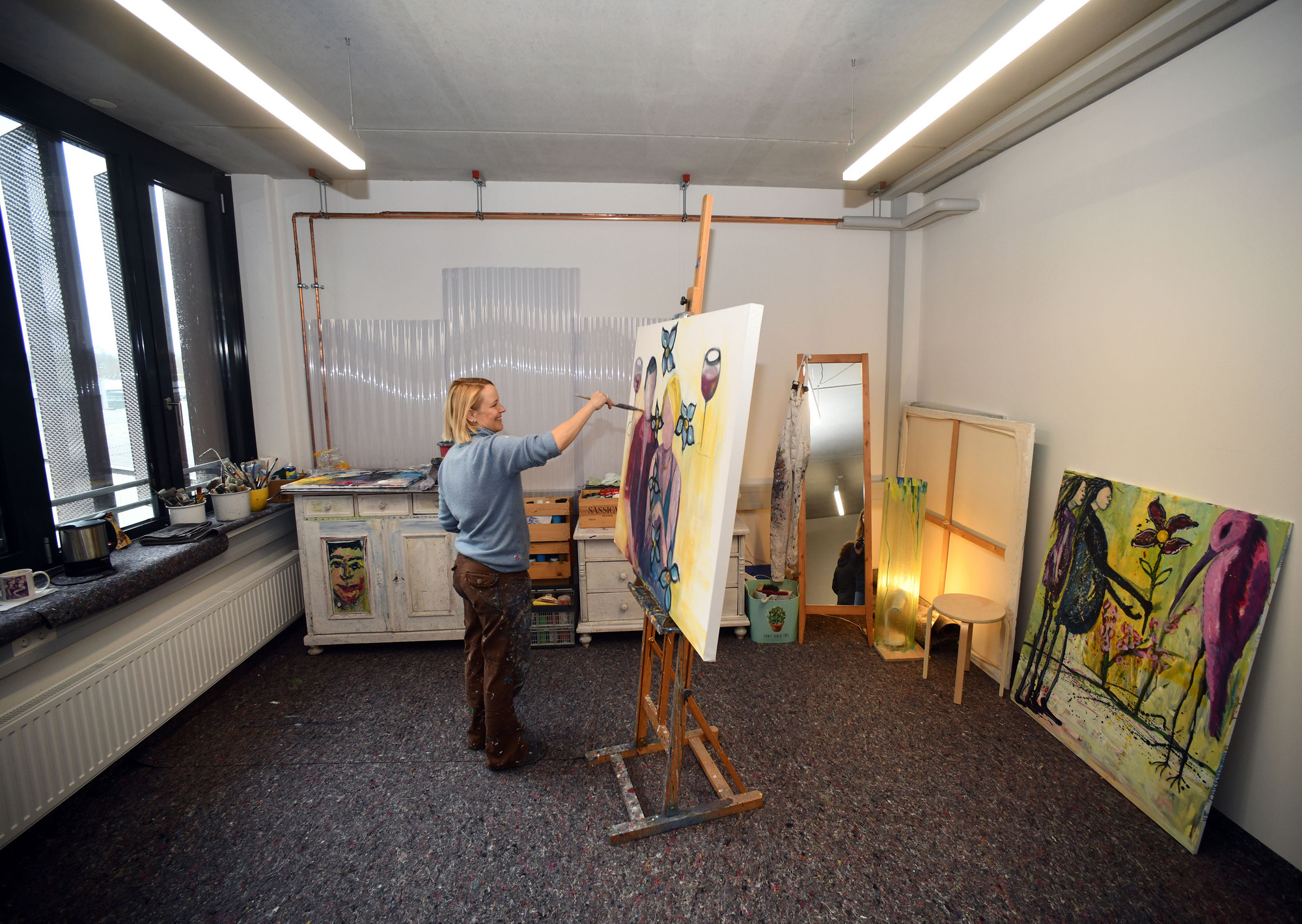 Tanja Wasser ist von der Helligkeit in ihrem neuen Atelier begeistert. Foto: swa / Thomas Hosemann