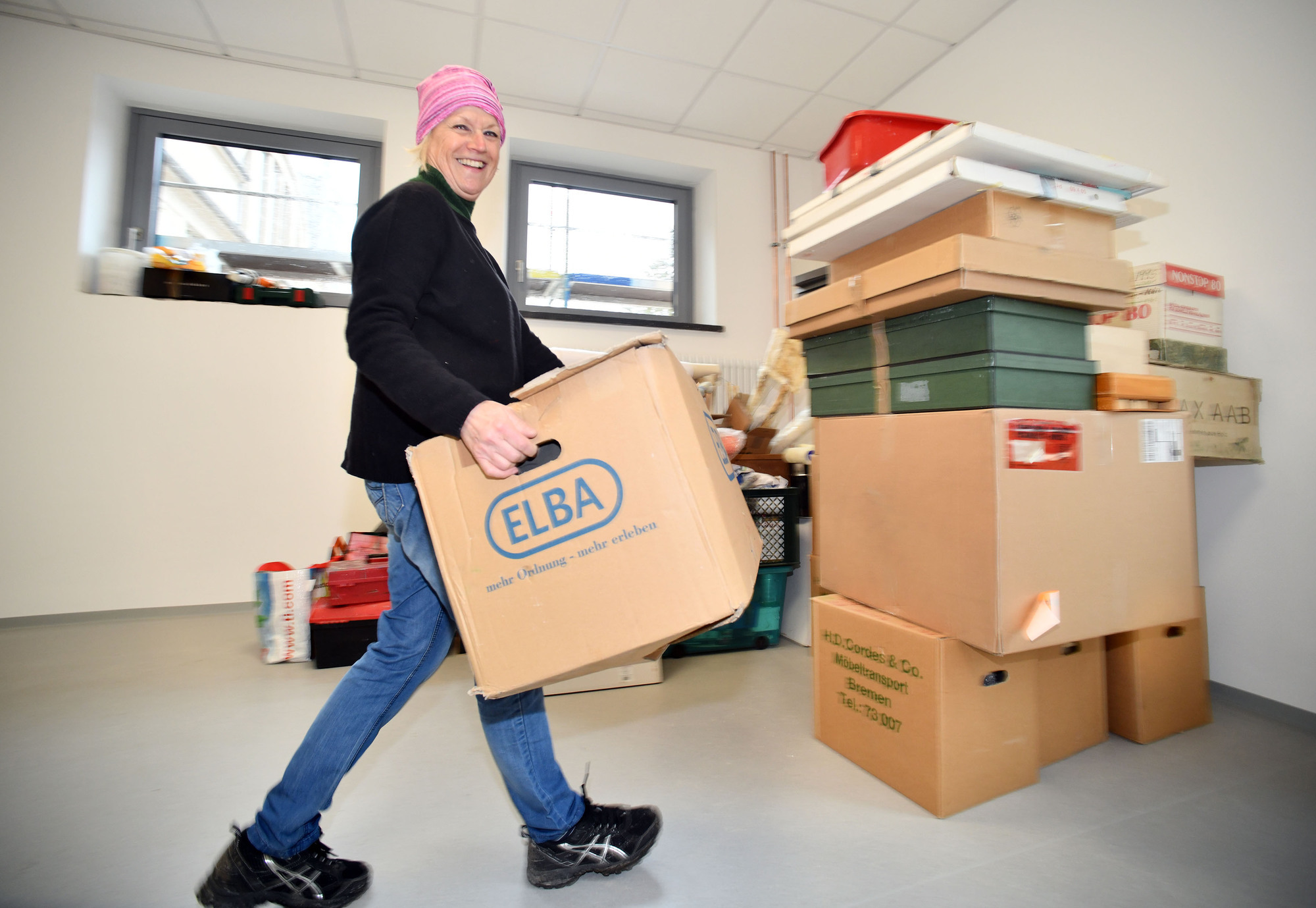 Christine Reiter beim Einzug in ihr neues Atelier im Sozialgebäude auf dem Gaswerksareal. Foto: swa / Thomas Hosemann
