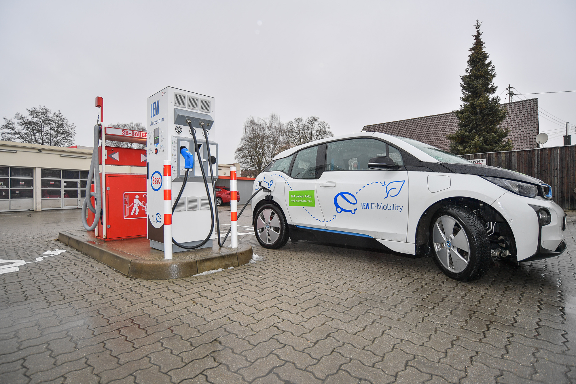 Dank Schnellladetechnologie und einer Leistung von bis zu 50 Kilowatt dauert es an der neuen Gleichstrom-Schnellladestation in Wertingen durchschnittlich nur 20 Minuten, bis der Akku eines Elektroautos zu 80 Prozent aufgeladen ist. Foto: LEW/ Thorsten Franzisi