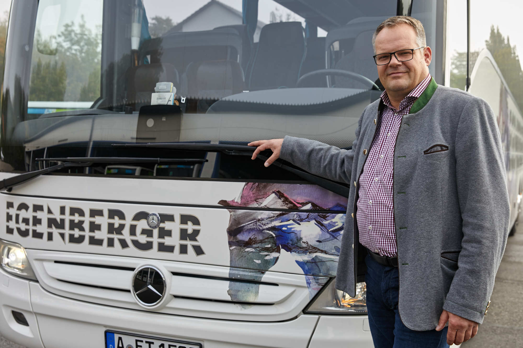 Paul Kienberger vor einem seiner Egenberger-Busse. Foto: Peter Fassel