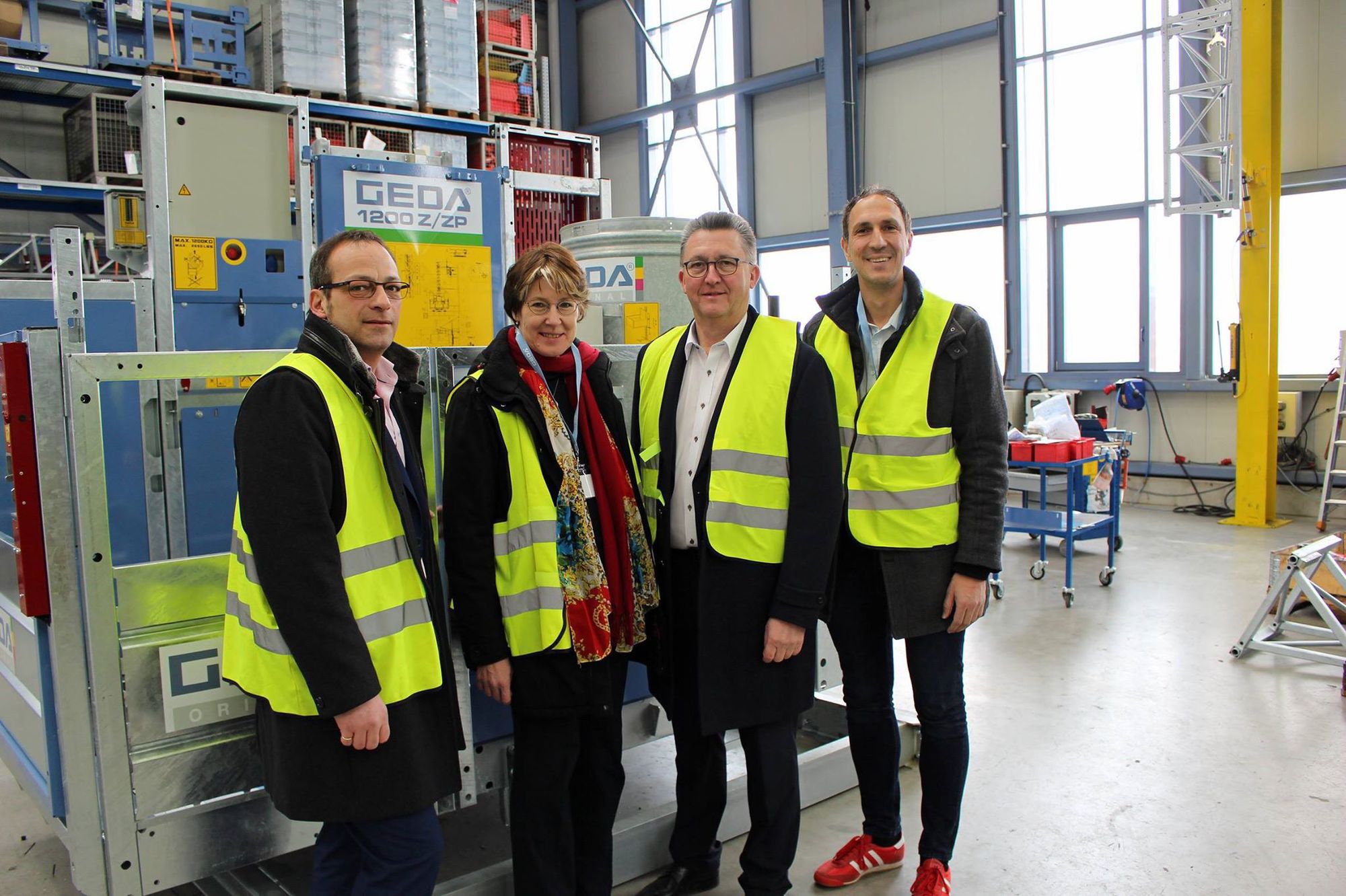 Christoph Schmid (Vorsitzender SPD Donau-Ries), GEDA-Mitarbeiter und dritter Bürgermeister der Gemeinde Asbach-Bäumenheim Nico Hippe, MdB Ulrike Bahr, GEDA- Geschäftsführender Gesellschafter Johann Sailer. Foto: Lara Hammer