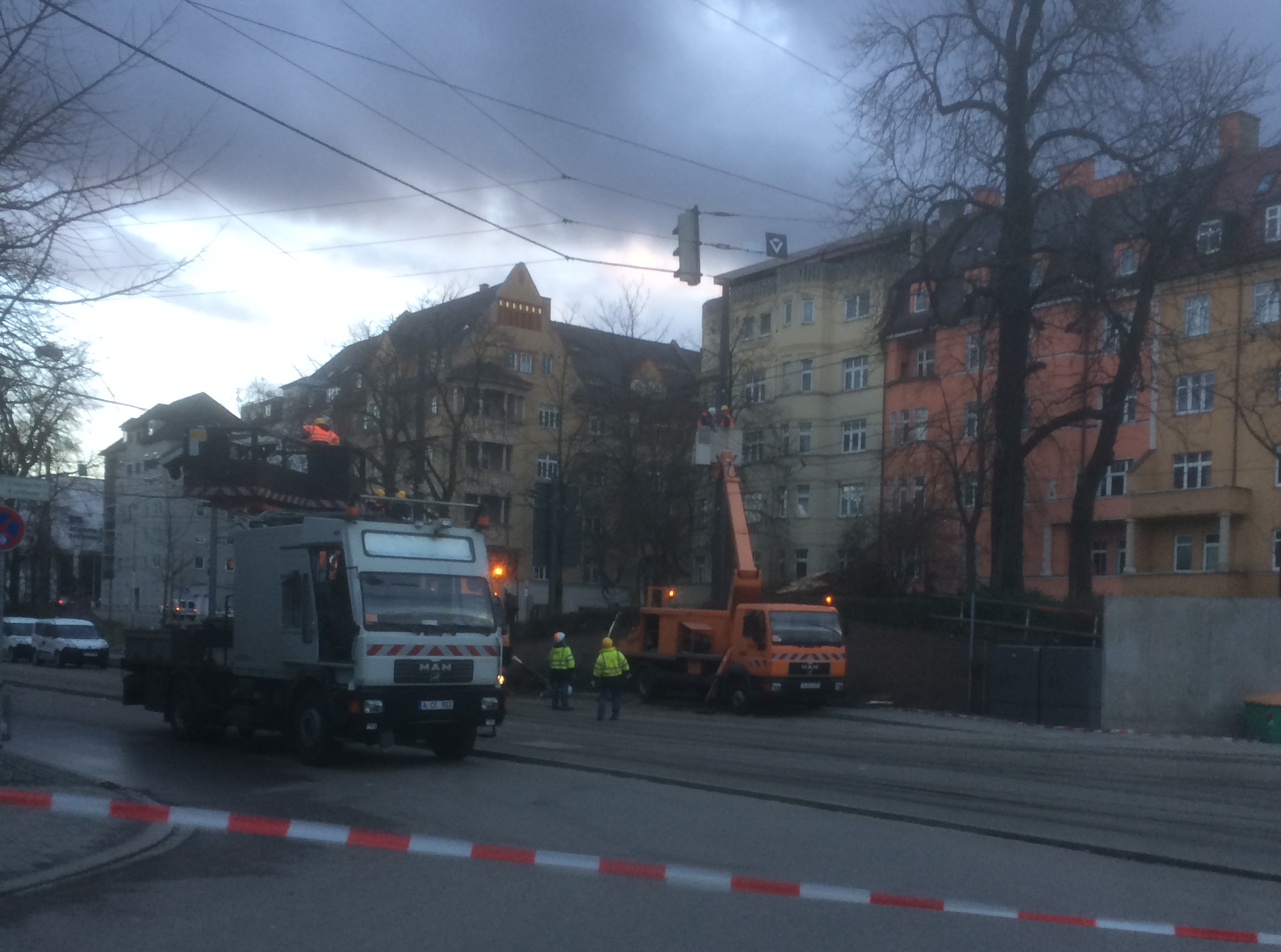 In Augsburg ist beim Königsplatz ein Baum auf die Tram-Gleise gefallen. Foto: B4B WIRTSCHAFTSLEBEN SCHWABEN