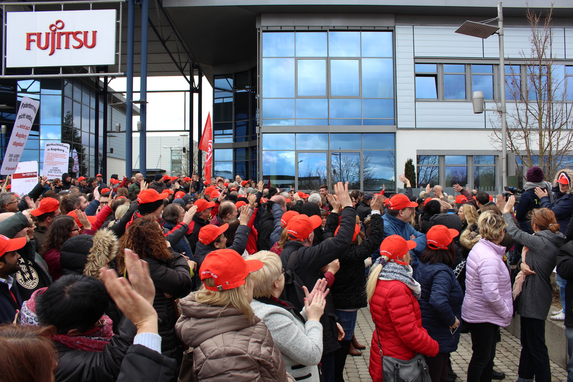 Im ersten Stock laufen bereits die Verhandlungen zwischen Arbeitnehmervertretern und Fujitsu. Foto: Isabell Walter/B4B WIRTSCHAFTSLEBEN SCHWABEN