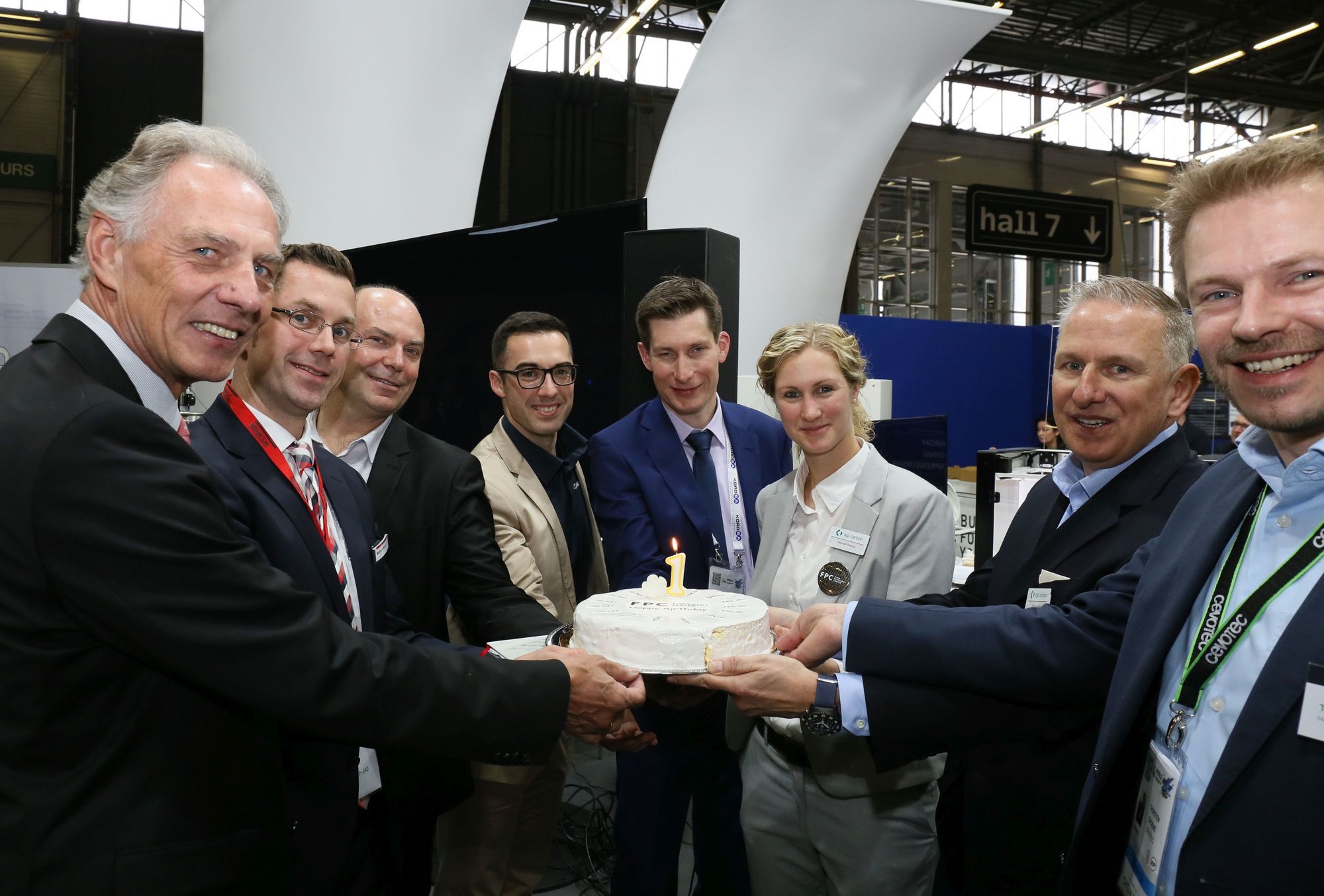 (v.l.n.r.): Prof. Dr. Drechsler (Fraunhofer IGCV, Dr. Matthias Meyer (BA Composites), Vincent Dwornik (Coriolis Composites), Thomas Gahr (Coriolis Composites), Ingo Karb (Compositence), Hannah Paulus (SGL Carbon), Andreas Wüllner (SGL Carbon), Thorsten Gröne (Cevotec). Foto: SGL Carbon