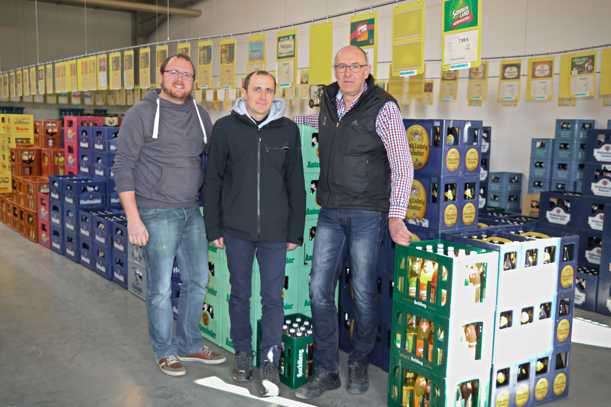 Martin und Ulrich Bihlmayr mit Franz Kapfer im Verkaufsraum des Getränkemarkts. Foto: privat