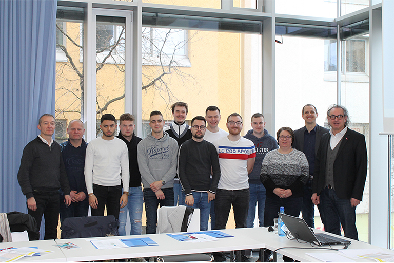 Aktuell sind sieben Fleischer-Azubis und zwei Kraftfahrzeugmechatroniker-Azubis aus Frankreich mit Betreuern in Ulm zu Gast und werden von Michael Scheiffele (rechts), Koordinator des Projekts, begleitet. Foto: Handwerkskammer Ulm