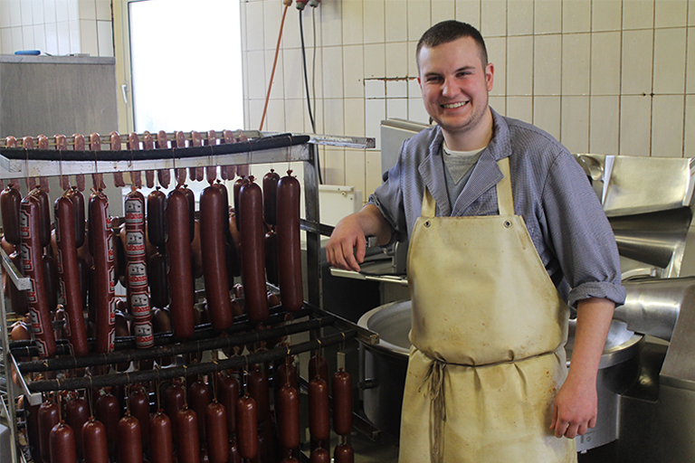 Die französischen Fleischer- und Kraftfahrzeugmechatroniker-Auszubildenden freuen sich über die Erfahrungen im deutschen Betrieb und den Austausch. Foto: Handwerkskammer Ulm