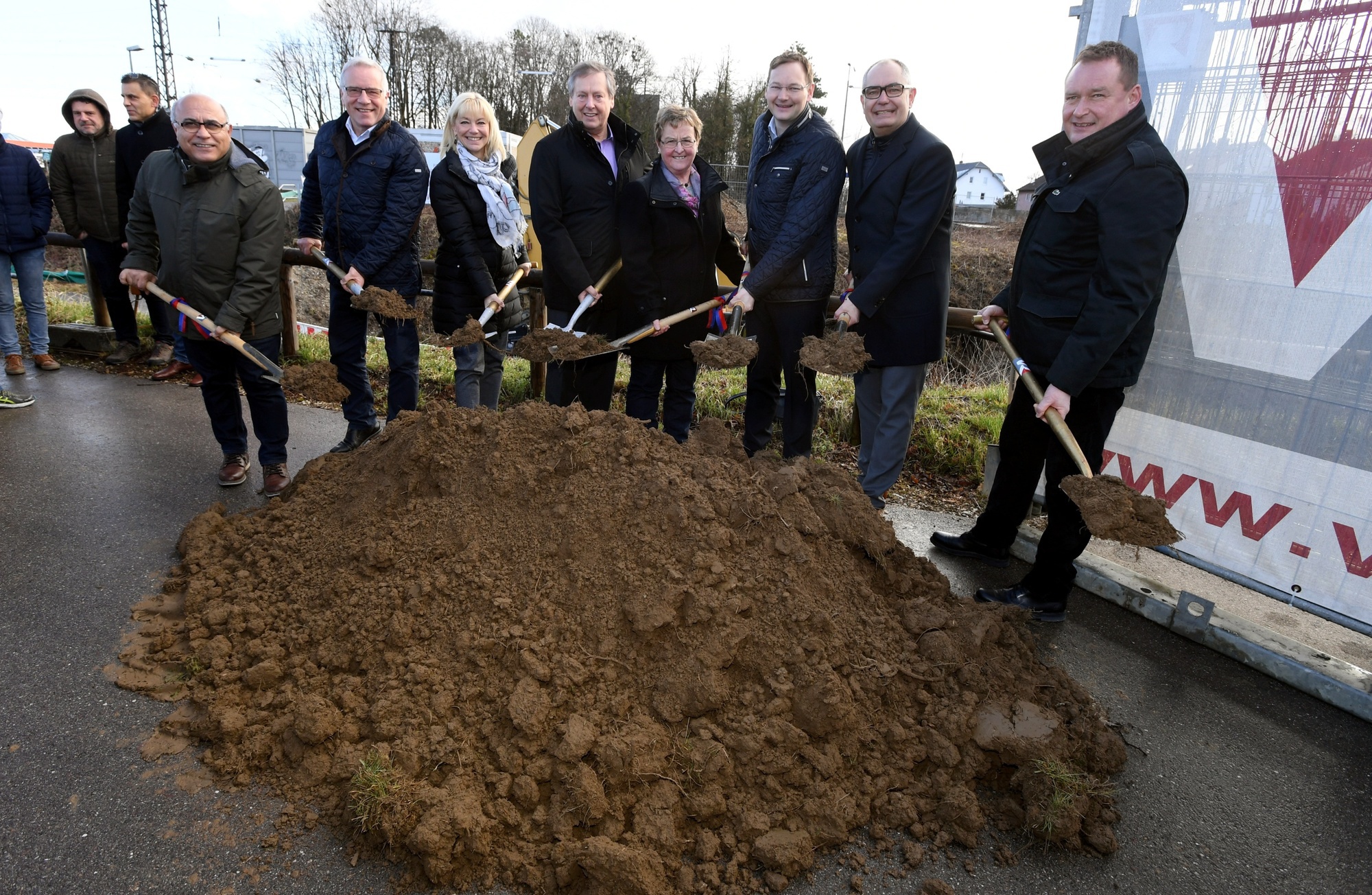 Cemal Bozoğlu, Johannes Hintersberger, Carolina Trautner, Johann Häusler, Anni Fries, Dr. Hans Reichhart, Michael Wörle und Roland Schmidt. Foto: Stadt Gersthofen
