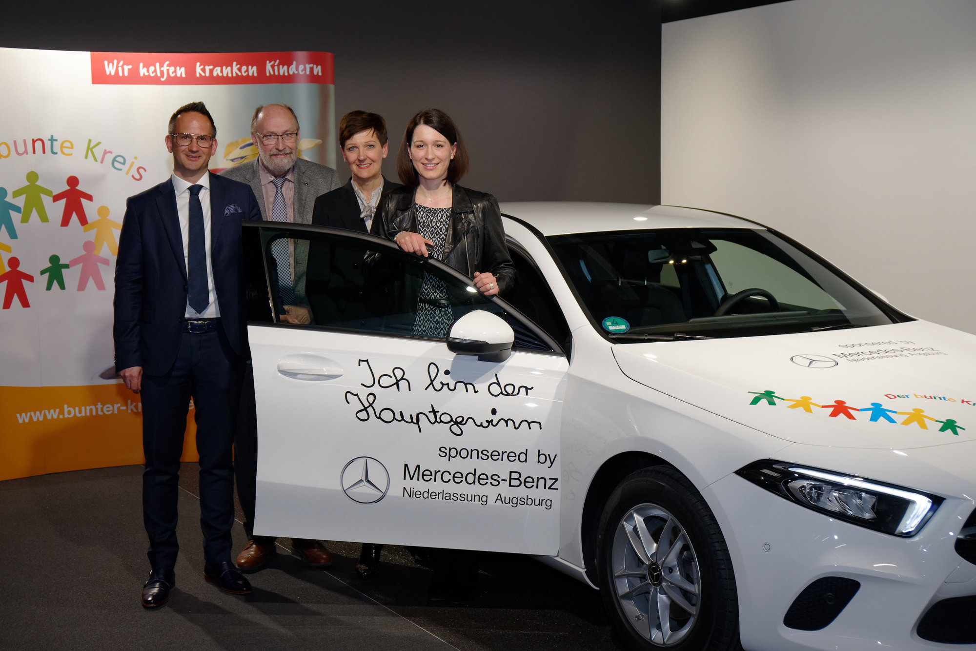 Der Hauptpreis der Dankeschön-Verlosung der Sponsoren des Bunten Kreises, eine Mercedes-Benz A-Klasse, ging an Kathrin Dörle aus Gessertshausen (rechts). Mit ihr freuten sich (von links nach rechts) Steffen Schwenkglenks (Verkaufsleiter PKW Mercedes-Benz Niederlassung Augsburg), Horst Erhardt (Geschäftsführer Stiftung Bunter Kreis) und Astrid Grotz (Kuratorium Stiftung Bunter Kreis). Foto: Bunter Kreis