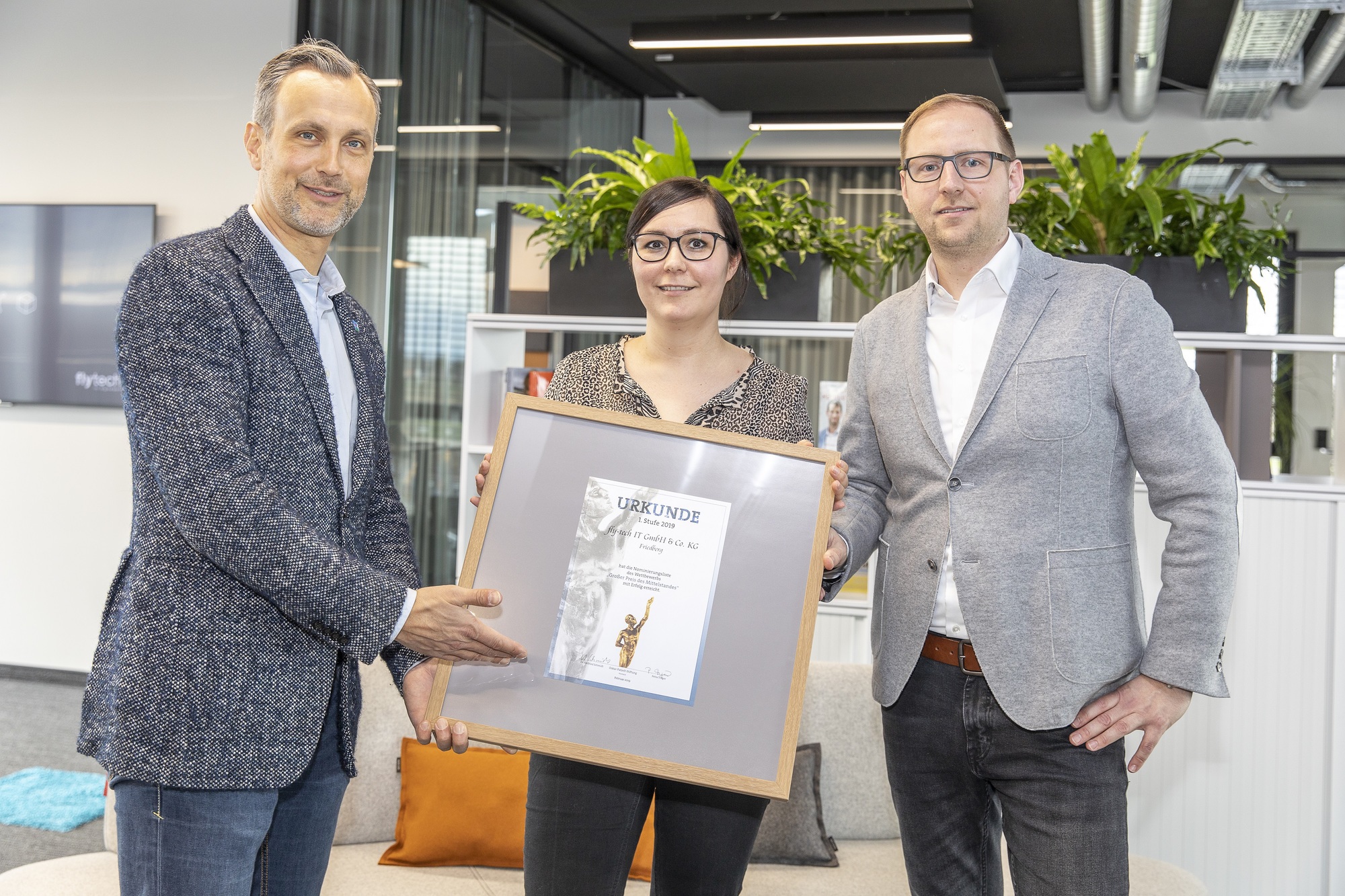 Freuen sich über die Nominierung des Bürgermeisters Roland Eichmann (links): Die Kaufmännische Leiterin Stefanie Wirth und fly-tech Geschäftsführer Tobias Wirth. Foto: Stefan Mayr