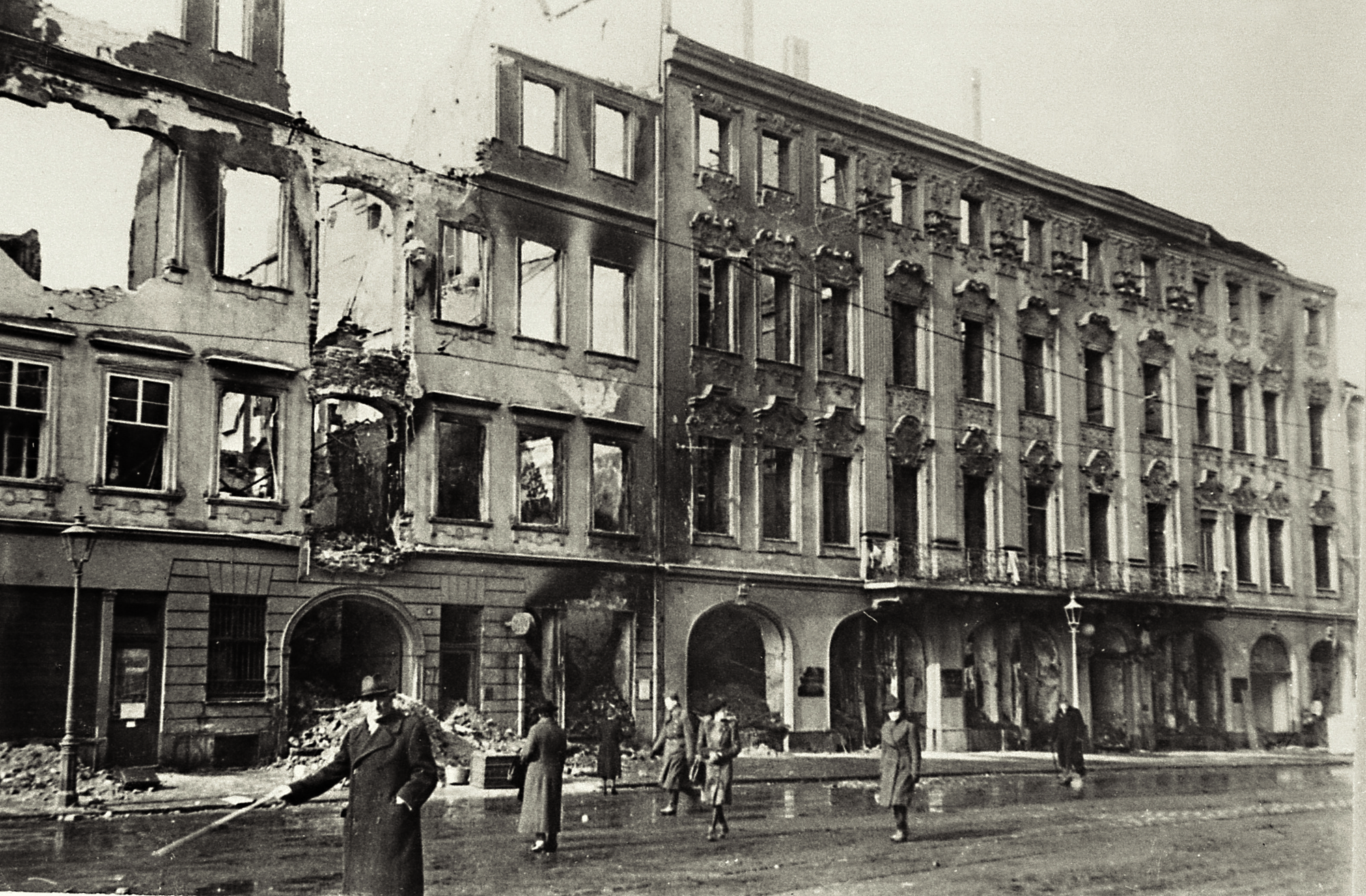 Polizeifoto des zerstörten Hotels 1944. Foto: Steigenberger Hotel Drei Mohren/Archiv