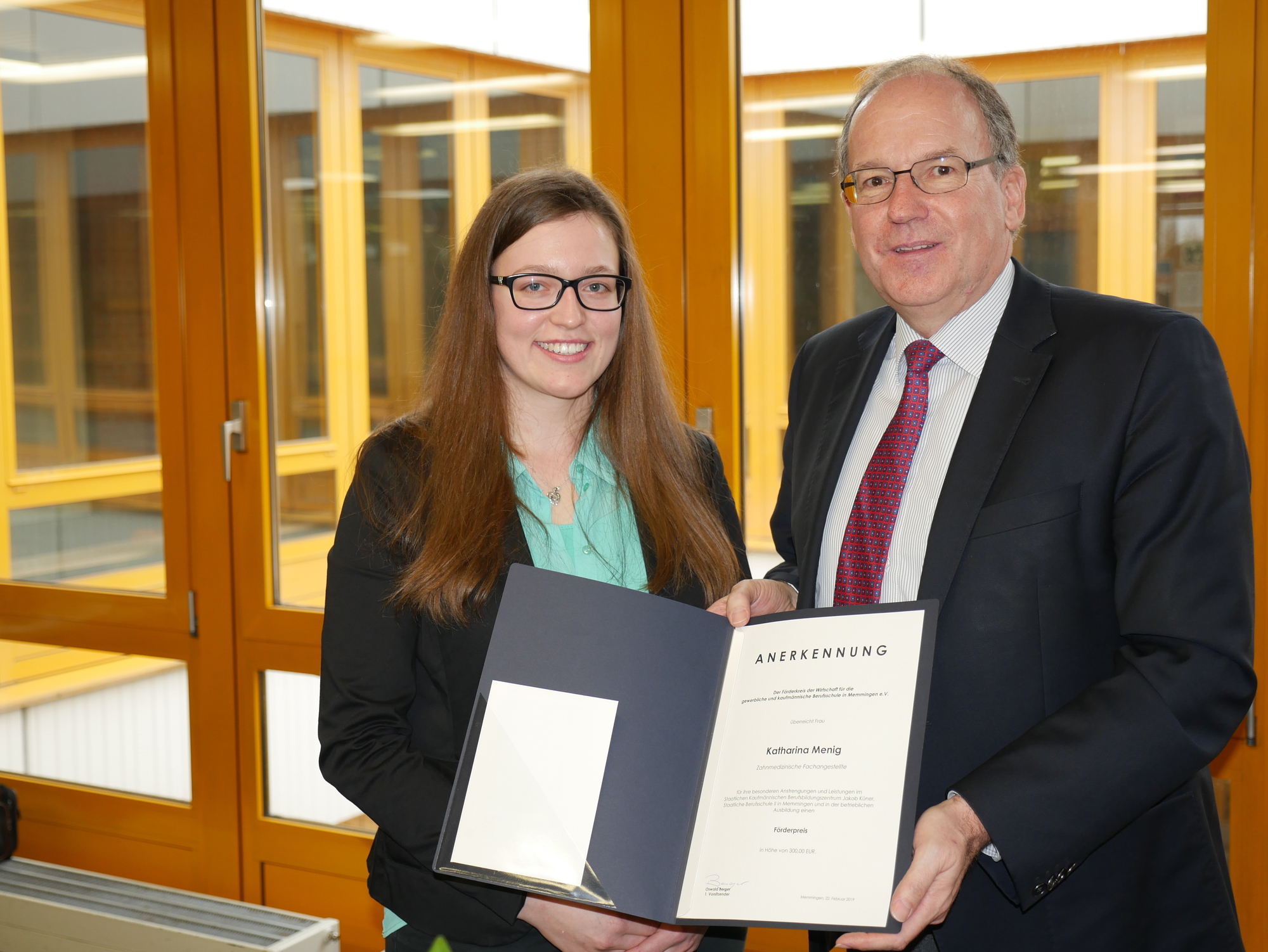 Katharina Menig, Förderpreisträgerin der Berufsschule II und Markus Anselment, stellvertretender Hauptgeschäftsführer der IHK Schwaben. Foto: Alexandra Müller