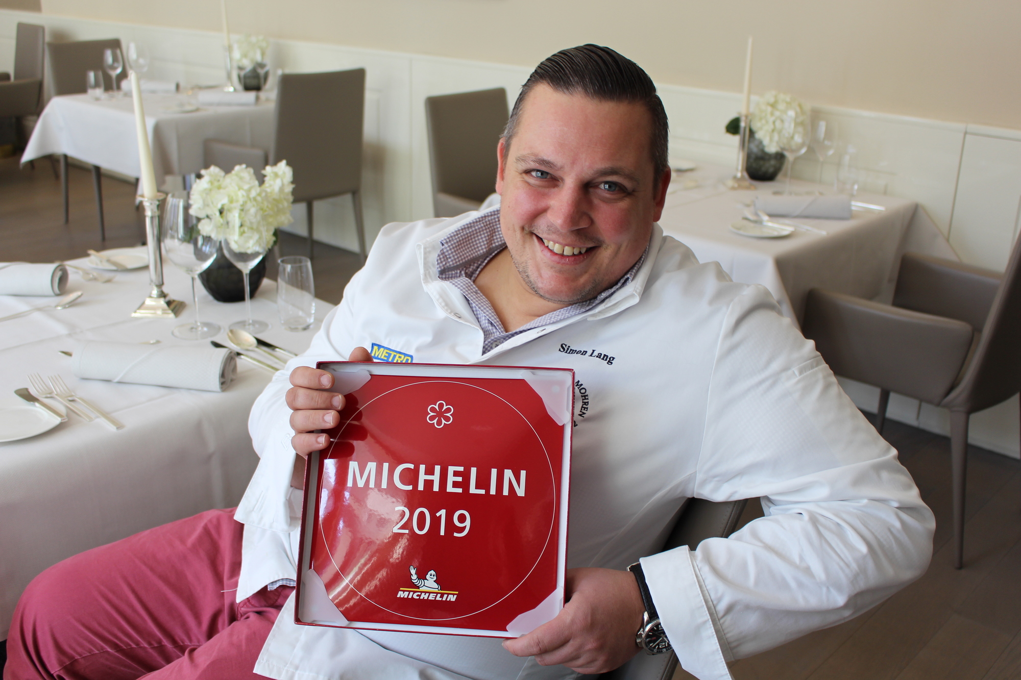 Küchenchef Simon Lang freut sich über die Auszeichnung. Foto: Isabell Walter/B4B WIRTSCHAFTSLEBEN SCHWABEN