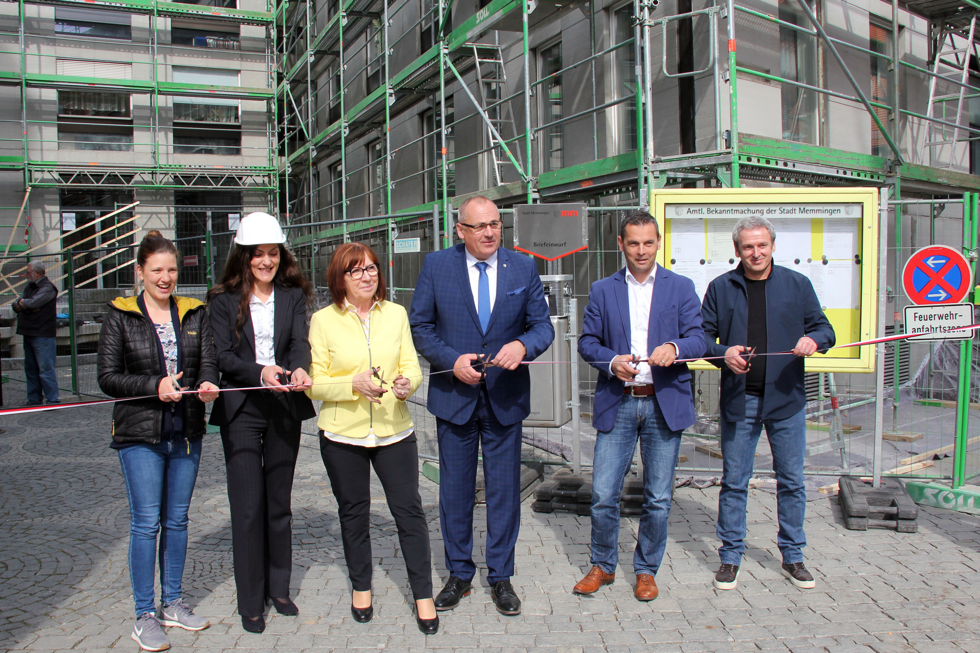 Architektin Bernadette Dietrich (ku_architekten), Architektin Asuman Bilici (Hochbauamt), Bürgermeisterin Margareta Böckh, Oberbürgermeister Manfred Schilder, Baureferatsleiter Fabian Damm und Architekt Wolfgang Krischke (ku_architekten) v.l.n.r. Foto: Alexandra Wehr/ Pressestelle Stadt Memmingen