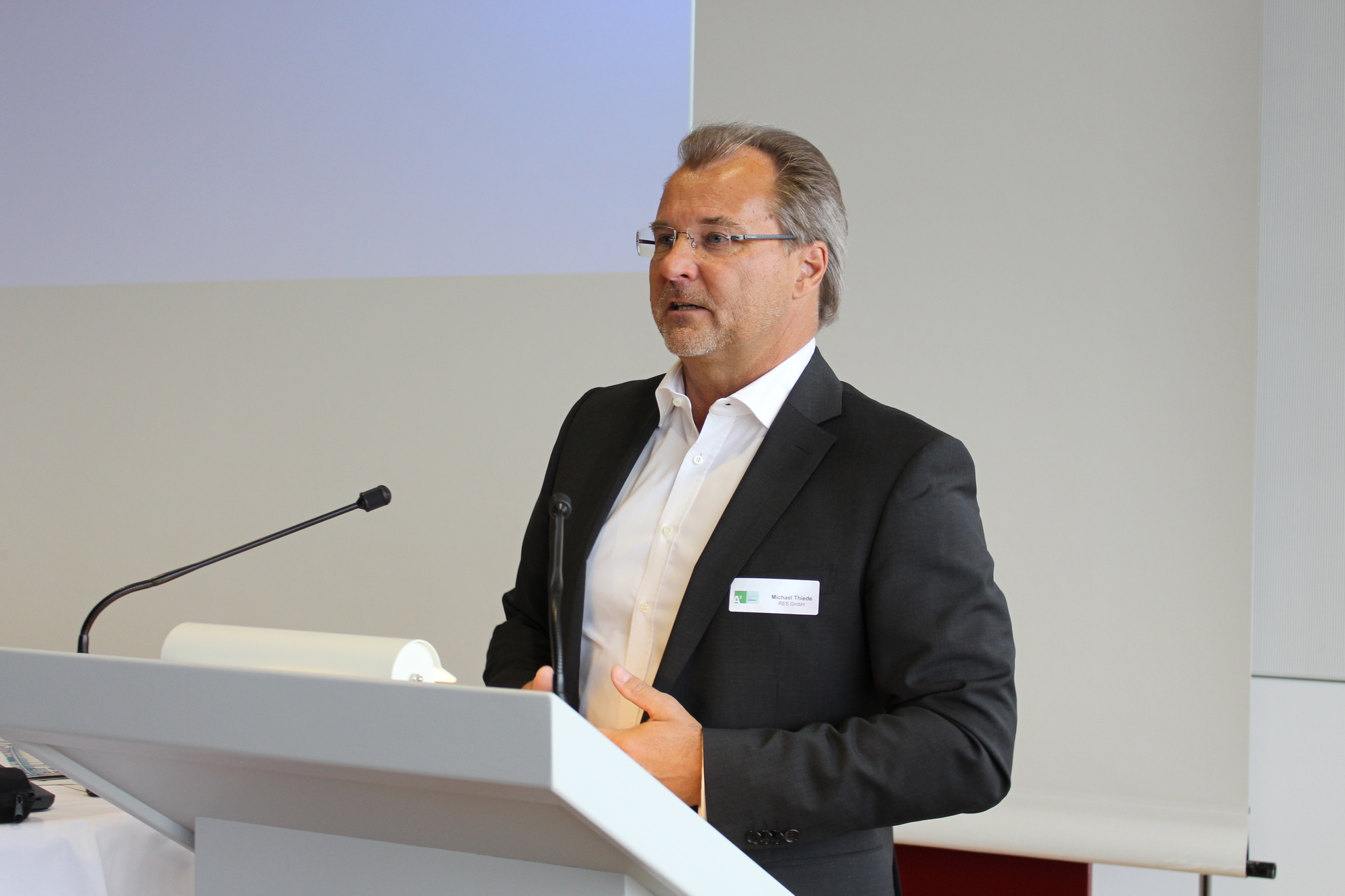 Michael Thiede, Geschäftsführer der Real Estate Solutions GmbH, stellte die Ergebnisse der Recherche vor. Foto: Isabell Walter/B4B WIRTSCHAFTSLEBEN SCHWABEN