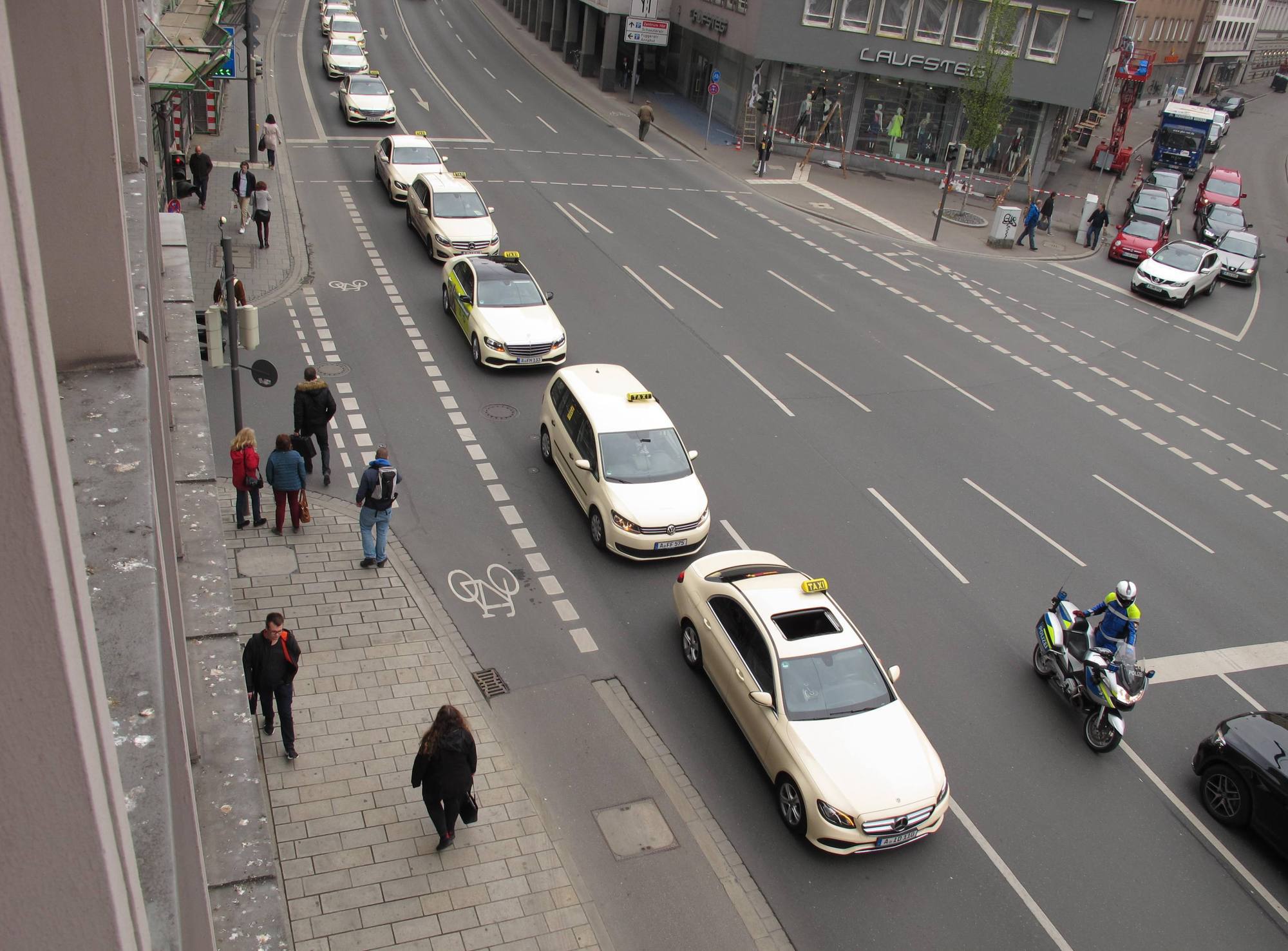 Die Taxi-Kolonne führte durch die gesamte Augsburger Innenstadt. Foto: Isabell Walter/B4B WIRTSCHAFTSLEBEN SCHWABEN