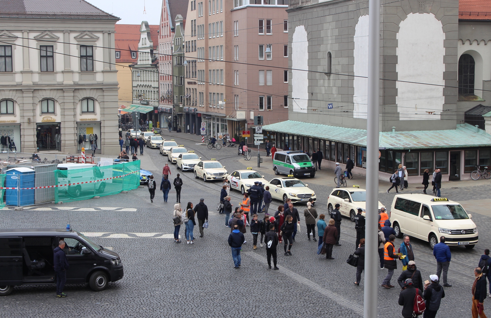 Auch am Rathausplatz führte die Kolonne vorbei. Foto: Michael Ermark/B4B WIRTSCHAFTSLEBEN SCHWABEN