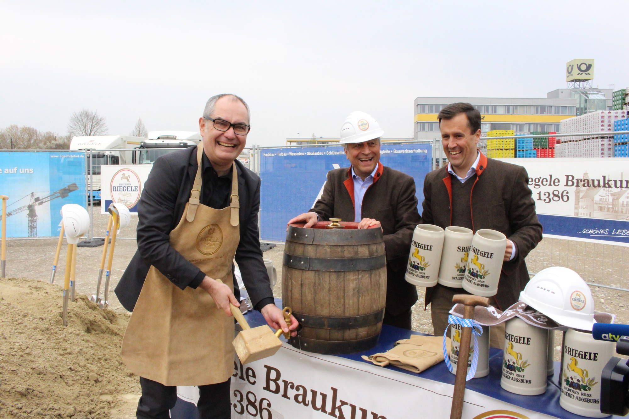 Michael Wörle durfte das Fass anstechen. Foto: Angelina Märkl/B4B WIRTSCHAFTSLEBEN SCHWABEN
