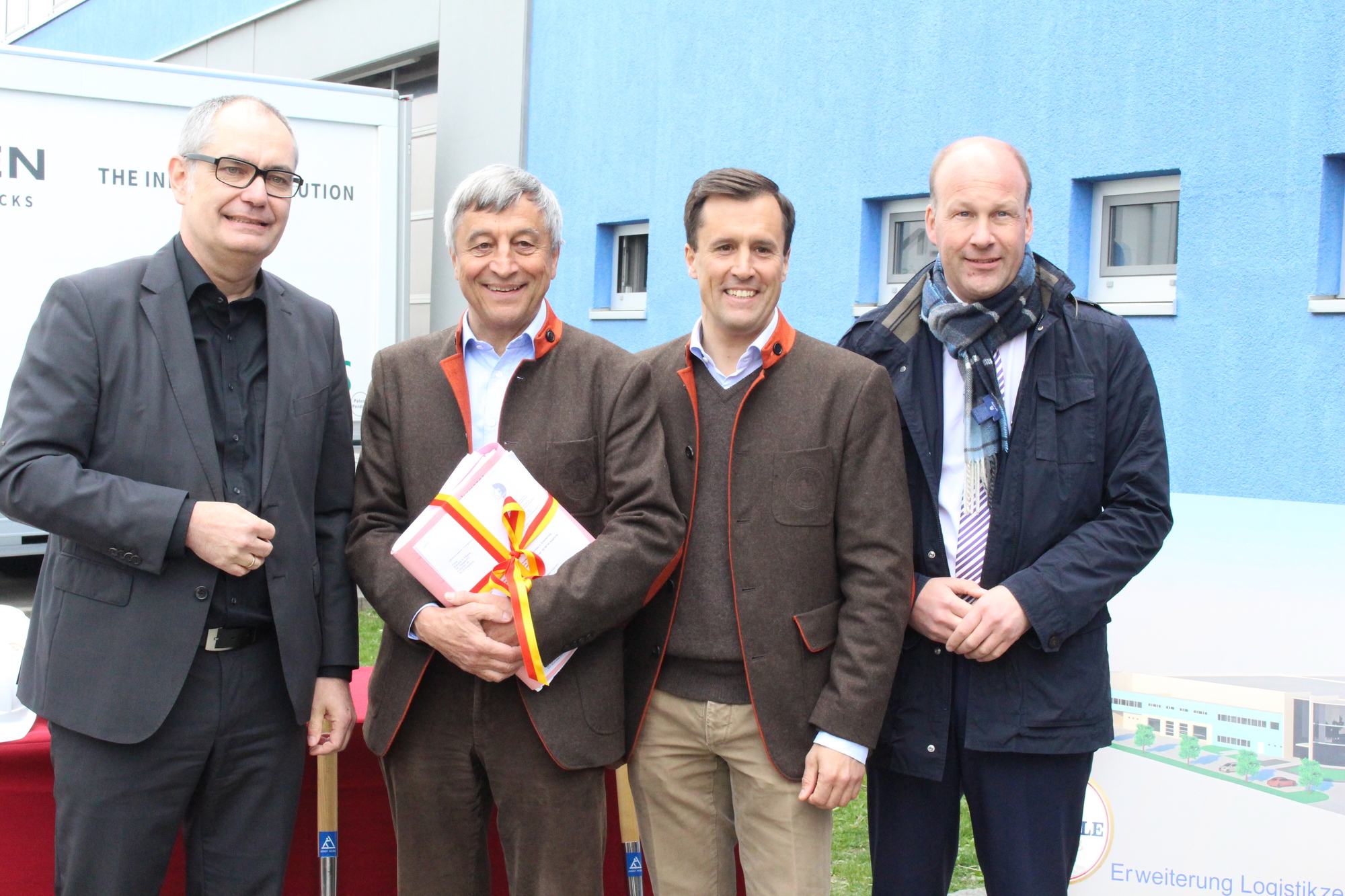 Landrat Martin Sailer (rechts) hat zum Spatenstich den Bauantrag überreicht. Foto: Angelina Märkl/B4B WIRTSCHAFTSLEBEN SCHWABEN