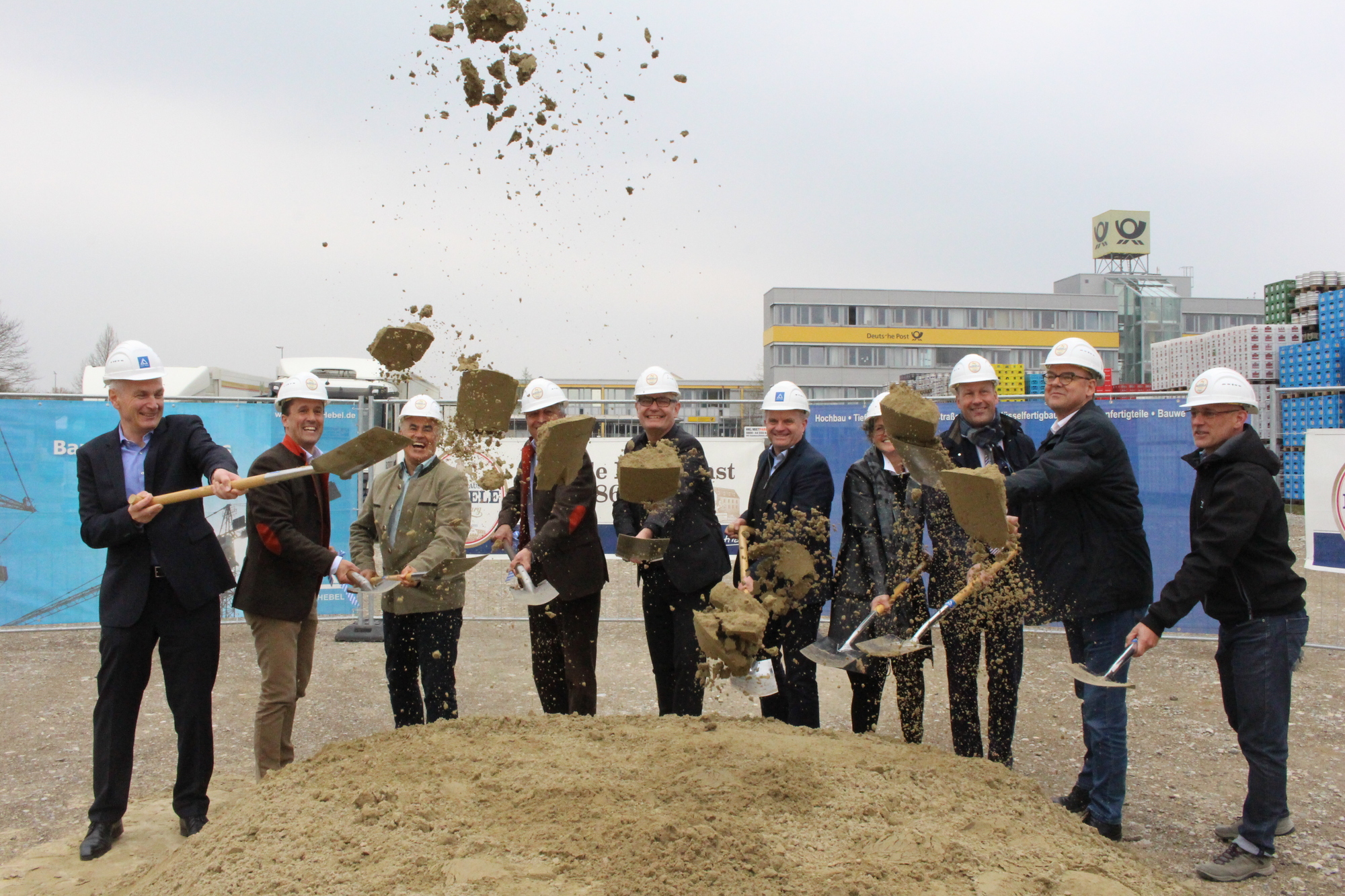 Von links: Helmuth Schuster, Architekt Fa. Hebel; Sebastian Priller-Riegele; Dr. Sebastian Priller; Reinhard Vogt, Leiter Logistik Riegele; Michael Wörl; Jürgen Fetting, Niederlassungsleiter München Fa. Hebel, Saskia Schäfer, Architektin Fa. Hebel; Martin Sailer; Frank Gottschlich, Controlling Fa. Hebel; Stefan von Rechenberg, Tiefbauamt Gersthofen. Foto: Angelina Märkl/B4B WIRTSCHAFTSLEBEN SCHWABEN