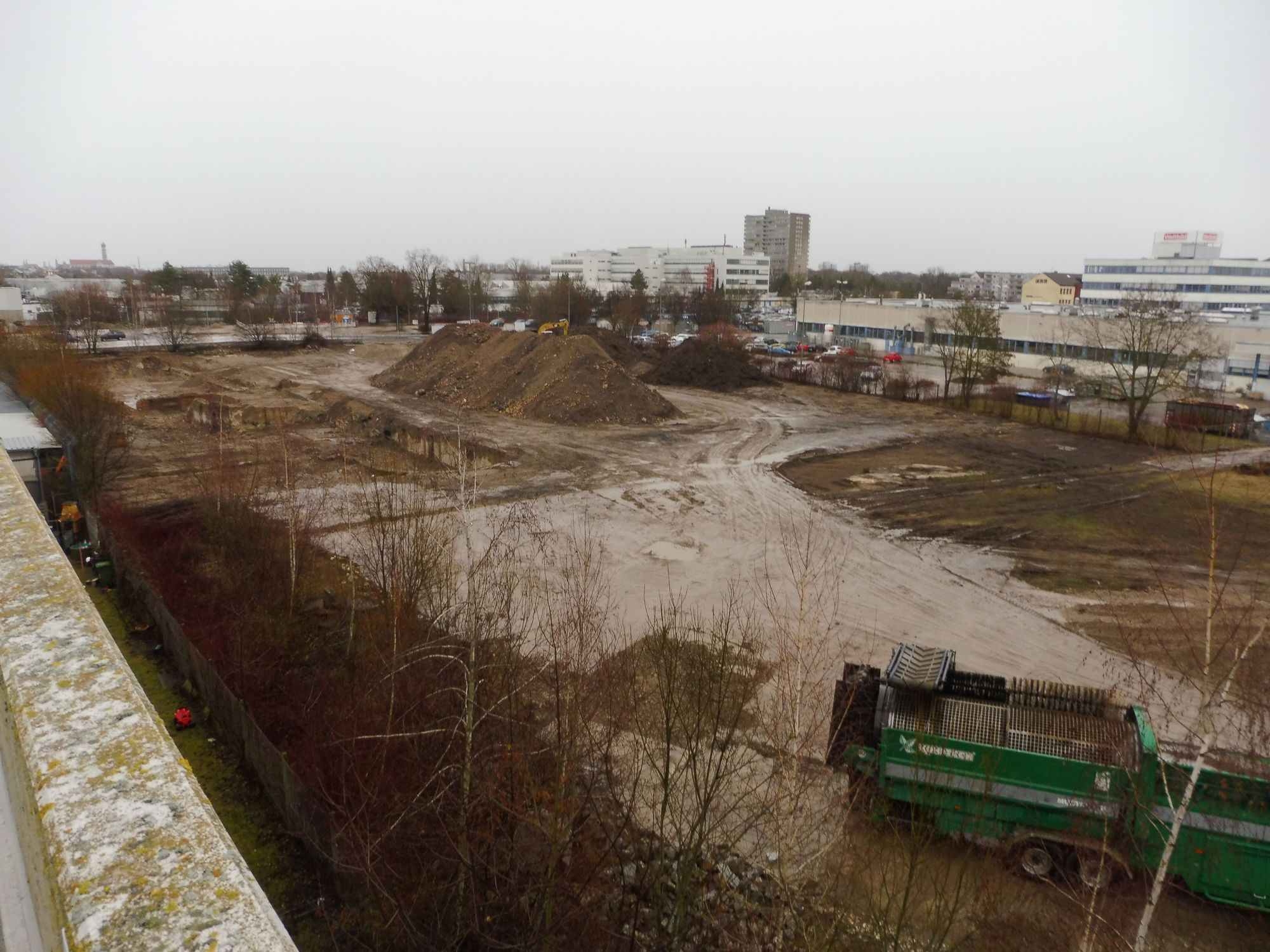 Die verfüllten Keller aus der Vorkriegszeit müssen abgetragen und der Boden gereinigt werden. Foto: TONI IMMOBILIEN