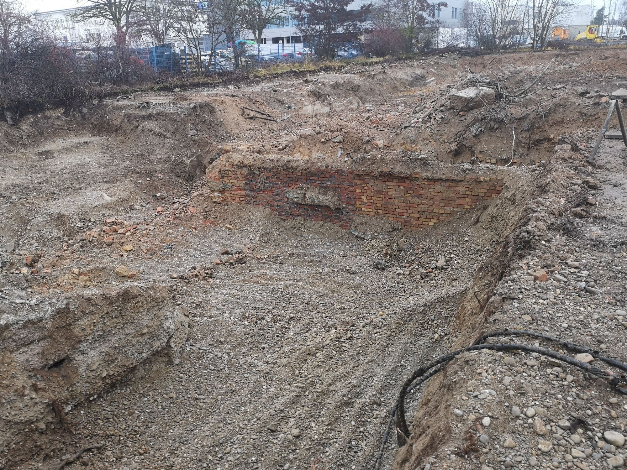 Der Boden ist mit Schmauchspuren versetzt und muss gereinigt werden. Foto: TONI IMMOBILIEN