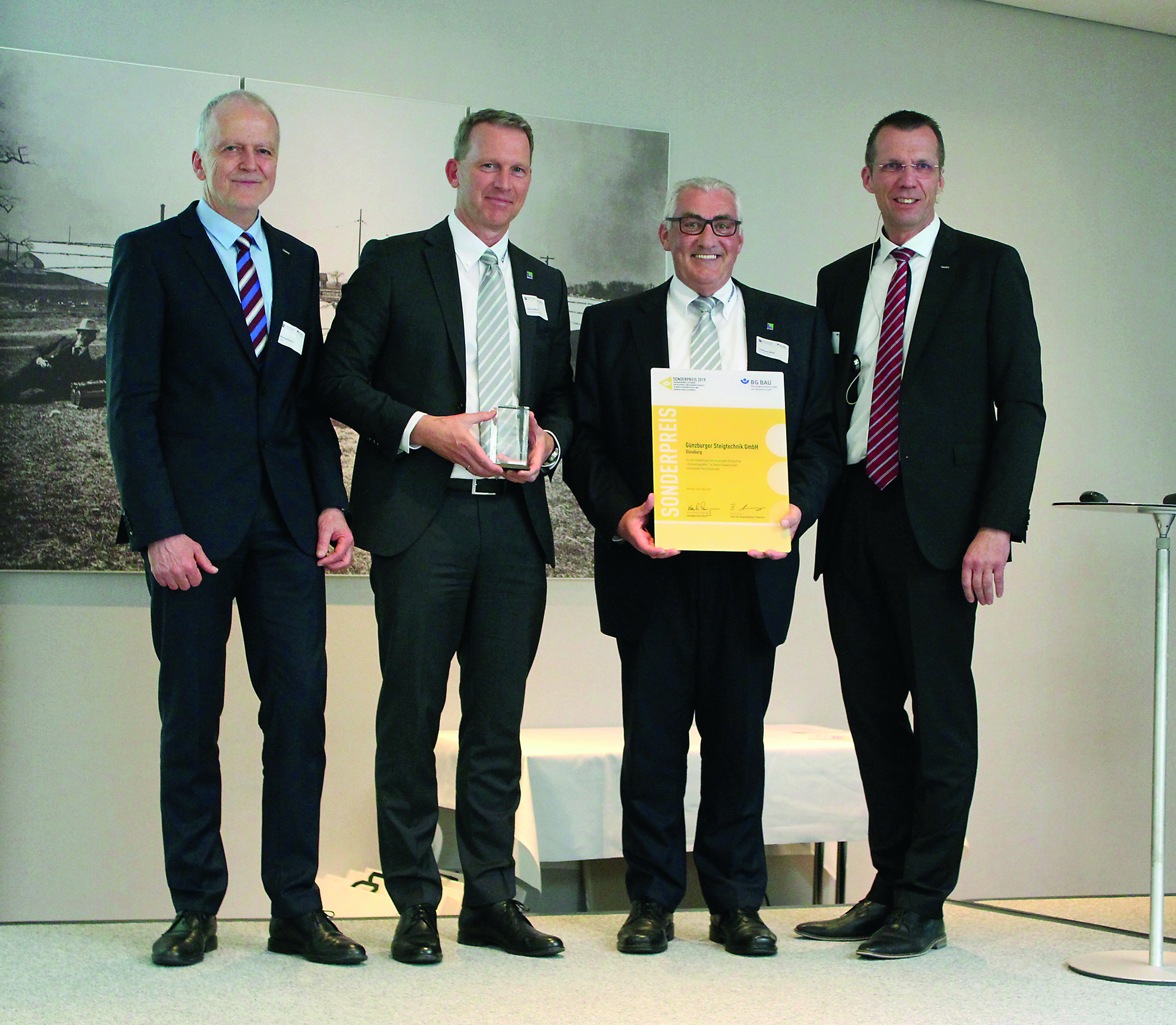 (von links): Bernhard Arenz (Leiter Hauptabteilung Prävention der BG BAU), Roland Wilcke (Vertriebsleiter der Günzburger Steigtechnik), Ferdinand Munk (Geschäftsführer der Günzburger Steigtechnik) und Frank Werner (stellv. Leiter Fachbereich Bauwesen der BG BAU). Foto: Bettina Sauter/Günzburger Steigtechnik