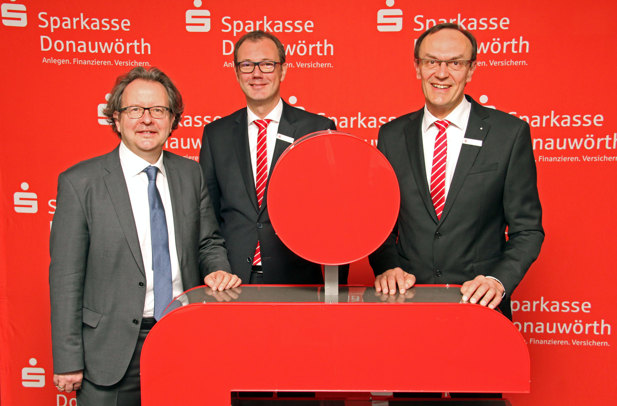Sehr zufrieden mit der Entwicklung der Sparkasse Donauwörth im Geschäftsjahr 2018 zeigten sich von links der Verwaltungsratsvorsitzende, Oberbürgermeister Armin Neudert, das Vorstandsmitglied der Sparkasse Donauwörth, Michael Scholz und Vorstandsvorsitzender Johann Natzer. Foto: Thomas Deuter