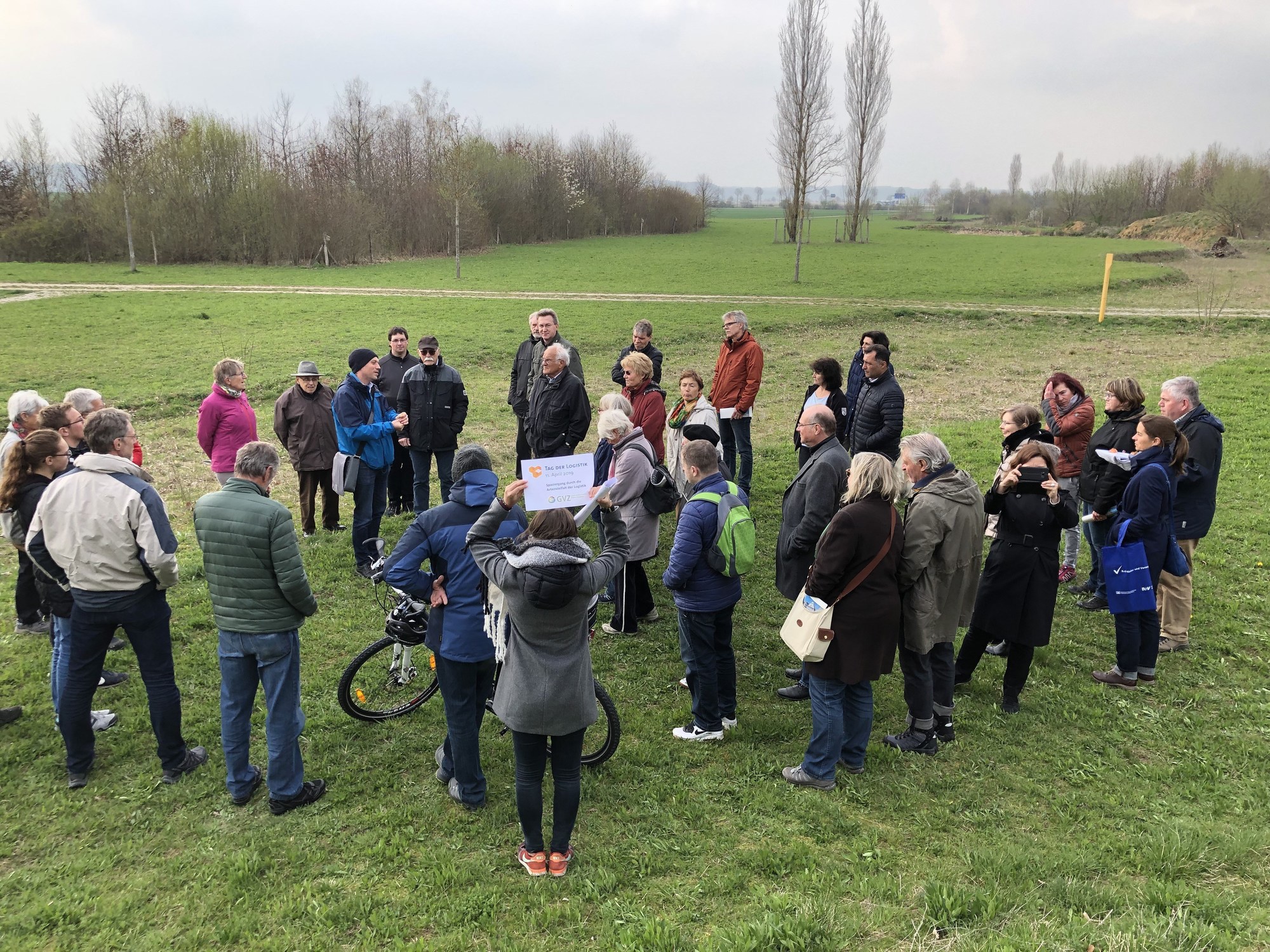 Die 40 Teilnehmer beim Spaziergang durch das GVZ. Foto: Gisela Blaas, COM.SENSE GmbH