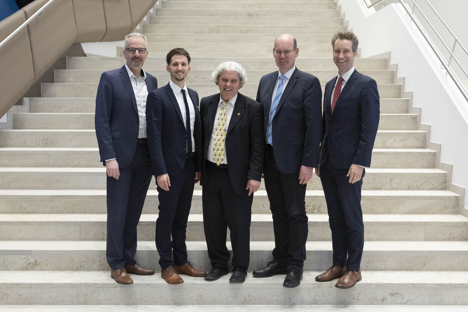 Stefan Halder, stellvertretender Vorsitzender von Südwestmetall Ulm, der Ulmer Preisträger Dr. Sven Puchinger, Doktorvater von Dr. Puchinger Prof. Dr.-Ing. Martin Bossert, Jörg Hochhausen, Geschäftsführer der Handtmann Service GmbH &amp; Co. KG und Götz Maier, Geschäftsführer der Bezirksgruppe Ulm von Südwestmetall. Foto: Südwestmetall/Wagner