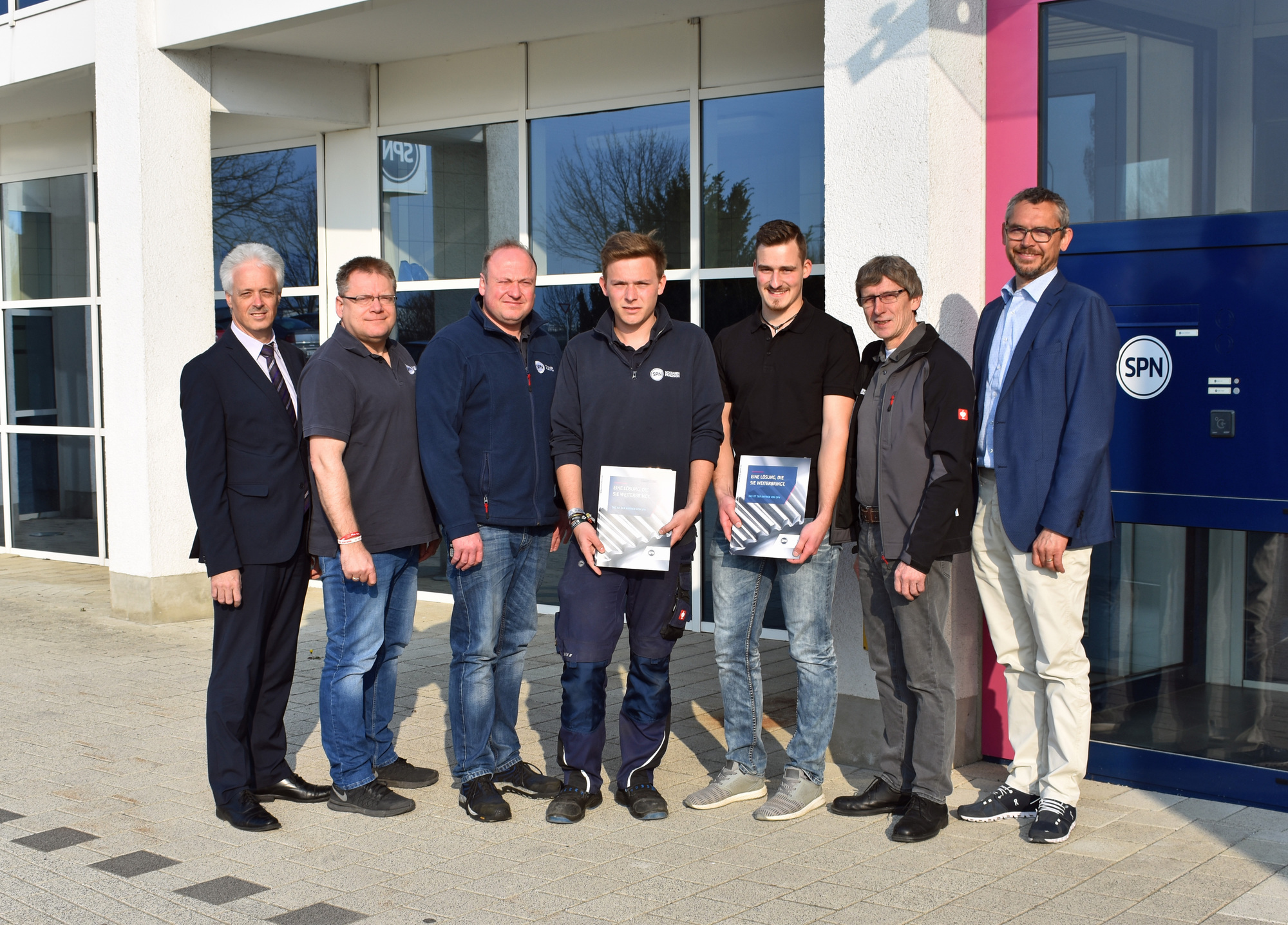 Jacob Leinfelder und Nico Edenhofer schlossen ihre Ausbildung bei SPN erfolgreich ab. Foto: Carolin Baumgärtner