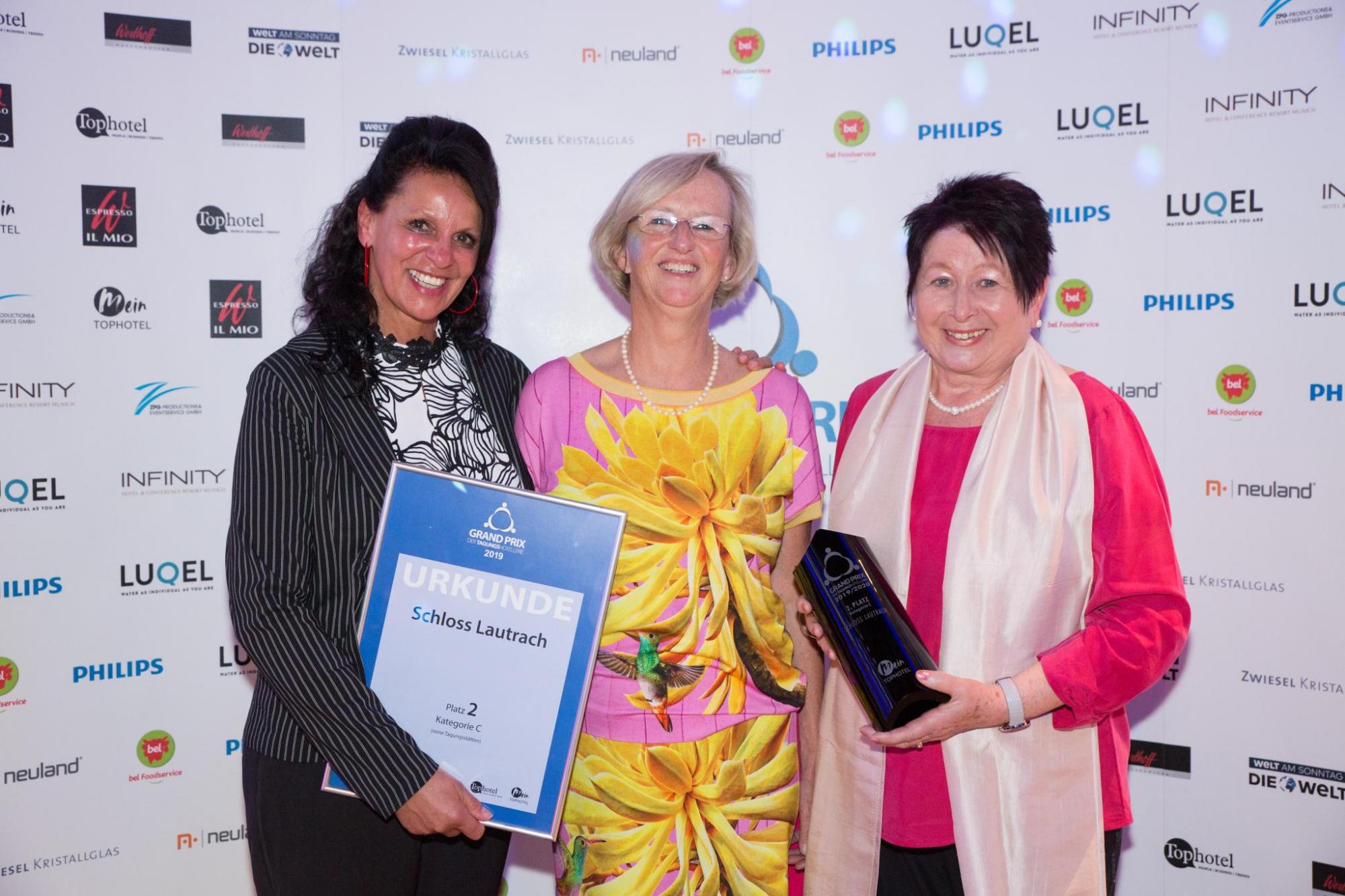 Ulrike Brutscher (Schlossrestaurant), Hotelleiterin Beate Bruchmann und Monika Stuiber (Schlossrestaurant) mit der Auszeichnung für den 2. Platz. Foto: Mein Tophotel