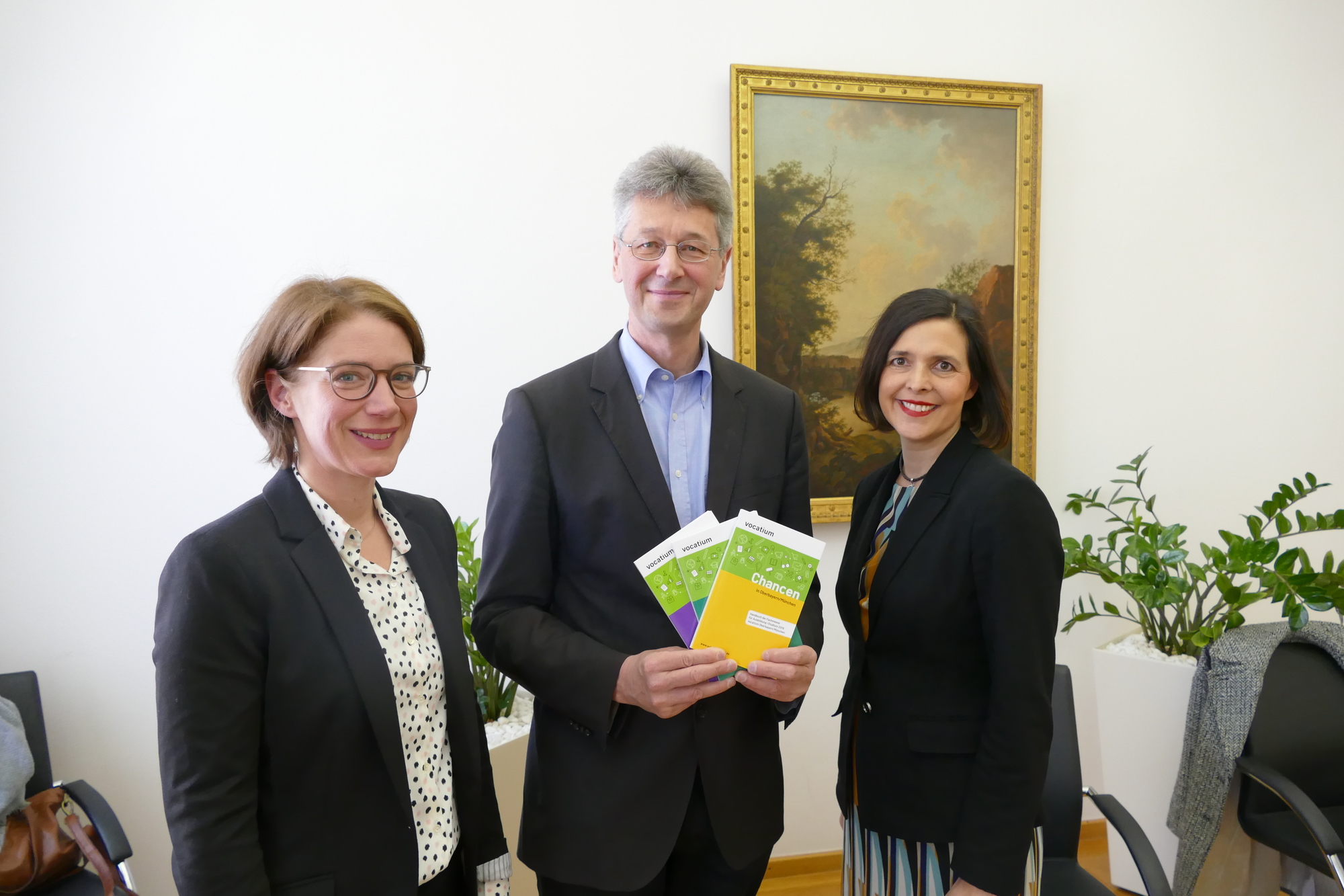 Die Vorbereitung für die sechste Augsburger vocatium-Messe laufen: Das Handbuch „Chancen in der Region Augsburg“ ist bereits fertiggestellt. Foto: Staatsministerium für Unterricht und Kultus