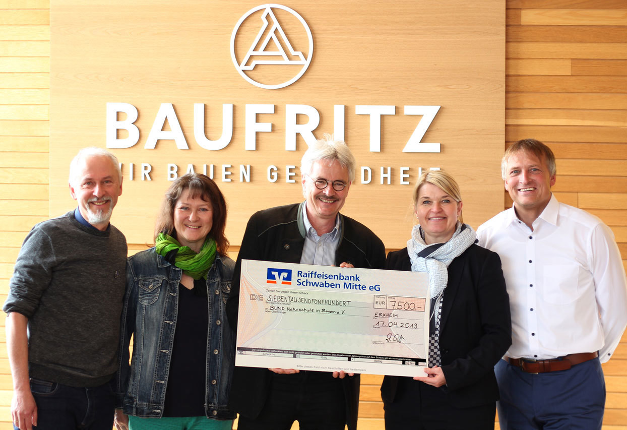 Mit jeweils 7.500 Euro unterstützte die Firma Baufritz die beden Vreine BUND Naturschutz Bayern e.V. und die Stiftung KulturLandschaft Günztal. Foto: Baufritz