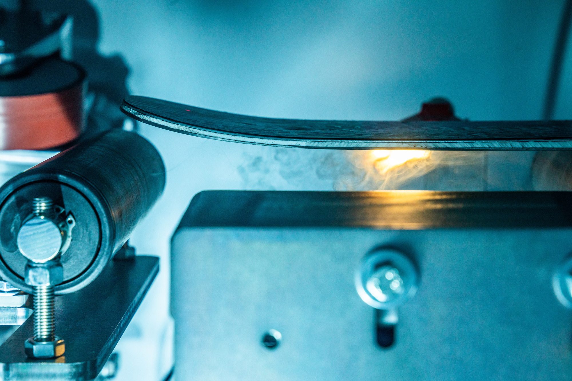 Die Laserstrukturmaschine von innen bei der Arbeit. Foto: Michael Grössinger