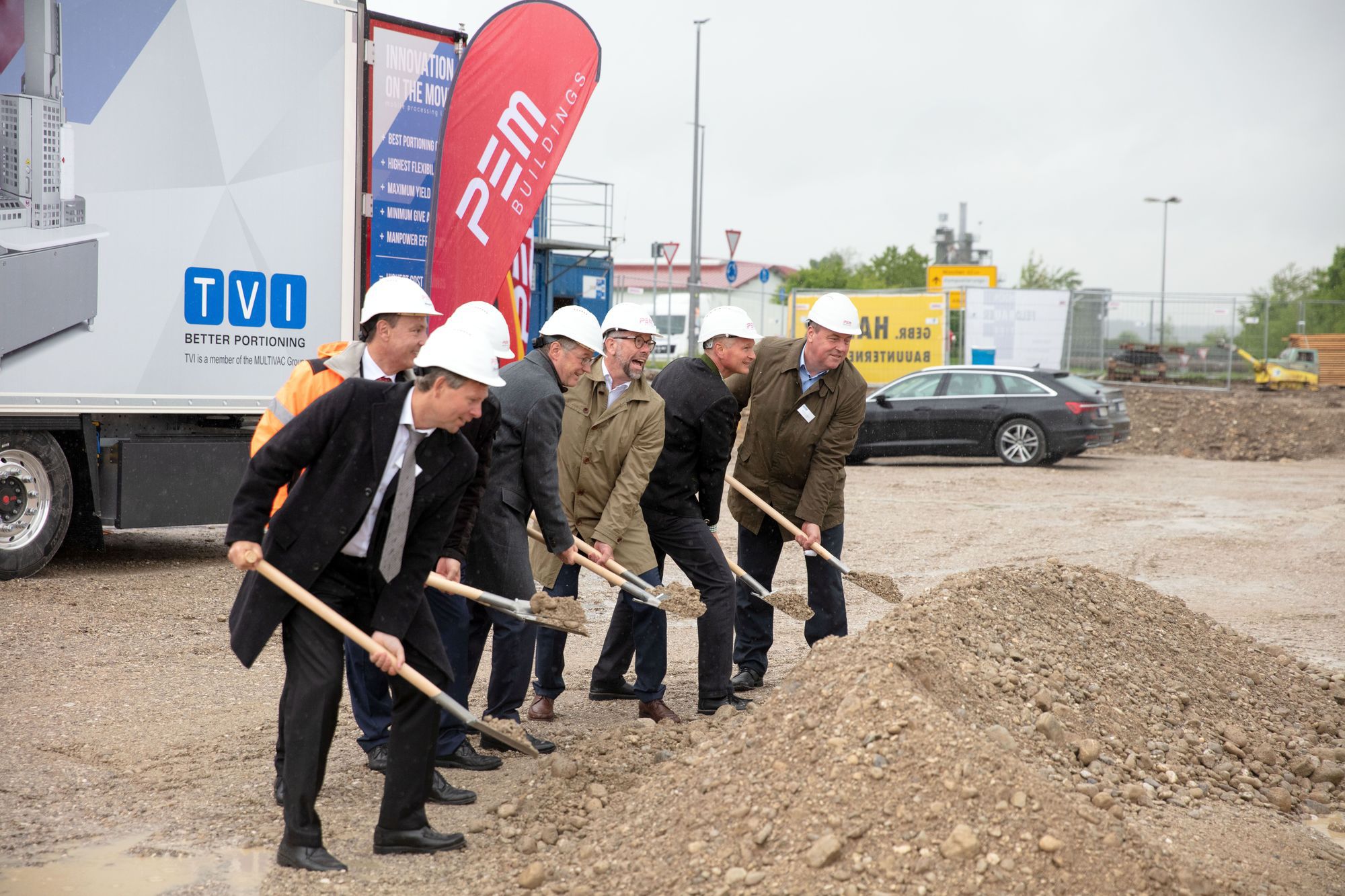 Spatenstich: Peter Urban (Prokurist PEM), Thomas Ennsberger (Geschäftsführer PEM), Alois Allgaier (Geschäftsführer TVI), Guido Spix (CTO MULTIVAC), Christian Traumann (CFO MULTIVAC), Richard Richter (Erster Bürgermeister Bruckmühl) und Thomas Völkl (Geschäftsführer TVI). Foto: MULTIVAC