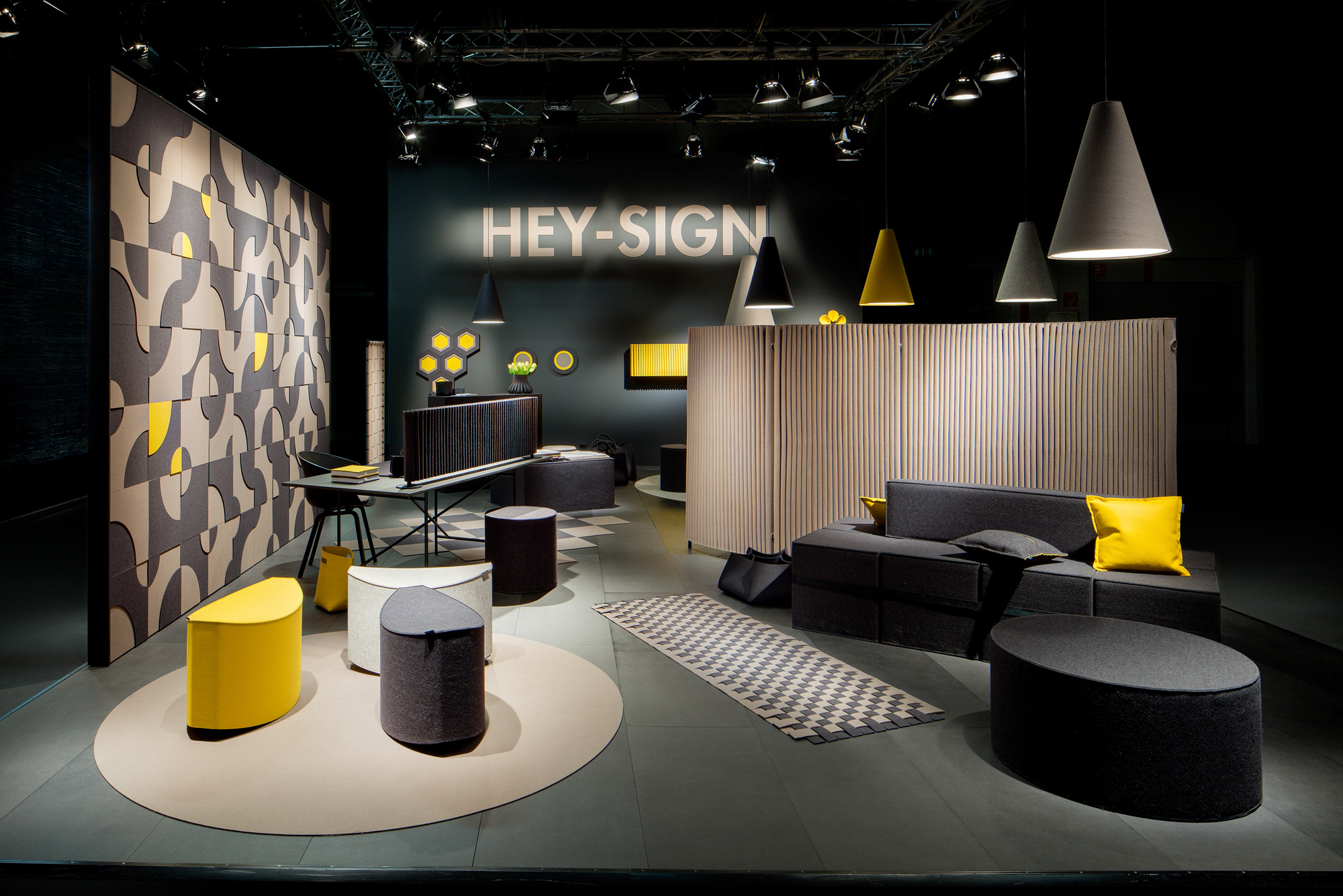 Messestand der HEY-SIGN GmbH auf der imm Köln. Foto: HEY-SIGN GmbH