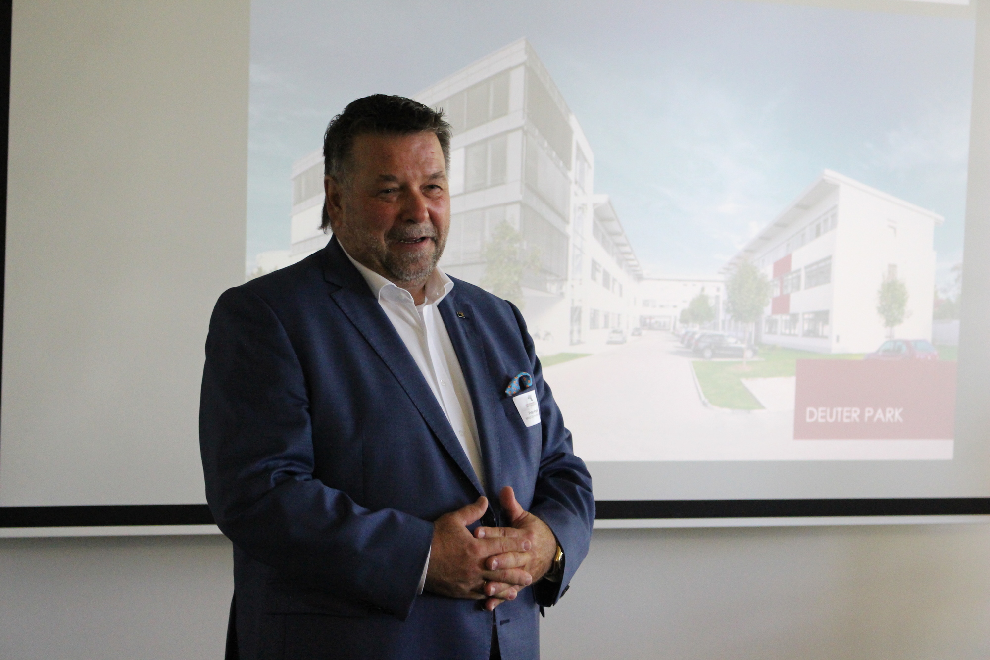 Peter Kragler gibt eine Einführung zu modernen Büroimmobilien. Foto: Iris Zeilnhofer/B4B WIRTSCHAFTSLEBEN SCHWABEN