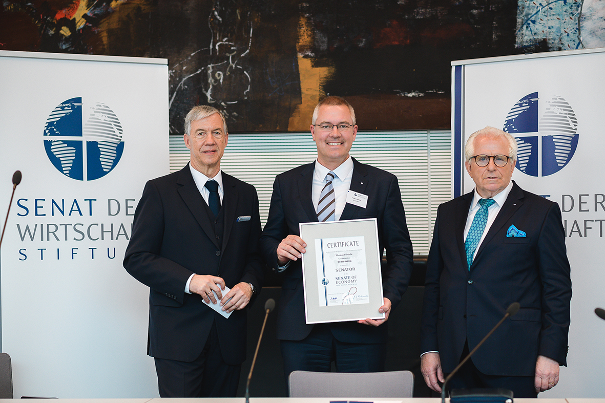 Von links: Dr. Walter Döring (Wirtschaftsminister a.D.), Thomas Ulbricht (Geschäftsführer Buzil) undDieter Härthe (Vorstandsvorsitzender Senat der Wirtschaft) bei der Verleihung der Berufungsurkunde. Foto: Senat der Wirtschaft