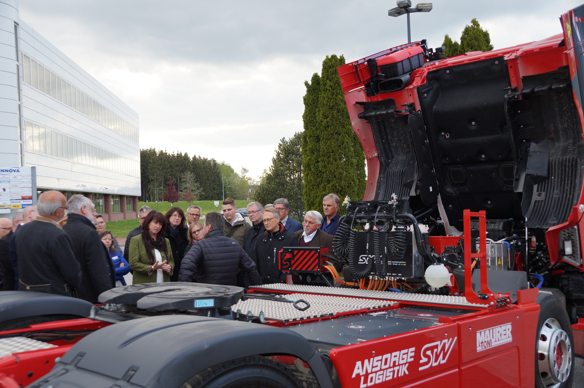 Ein Blick in den E-LKW Elias beim Botschafter Treffen im Innova Park in Kaufbeuren. Foto: Landkreis Ostallgäu