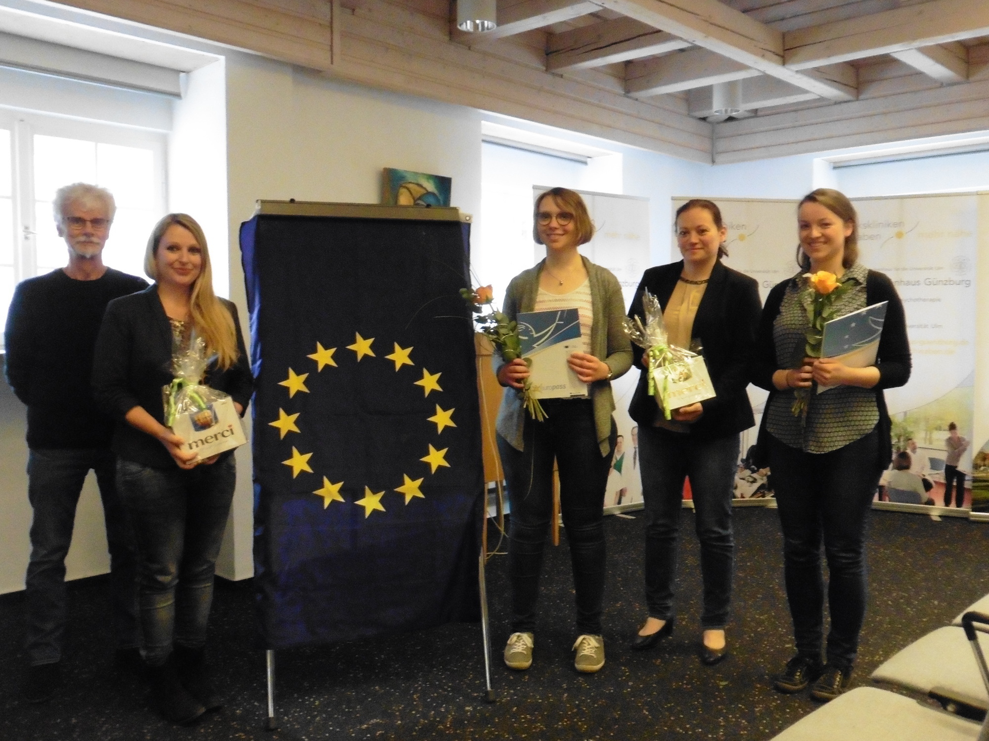 Übergabe der Europapässe im Rahmen des Projekts „Erasmus+“: Rainer Vollmer, Silvia Scherer, Laura Dietze, Nadine Schmidt und Melitta Ediger. Foto: Hanna Nehring