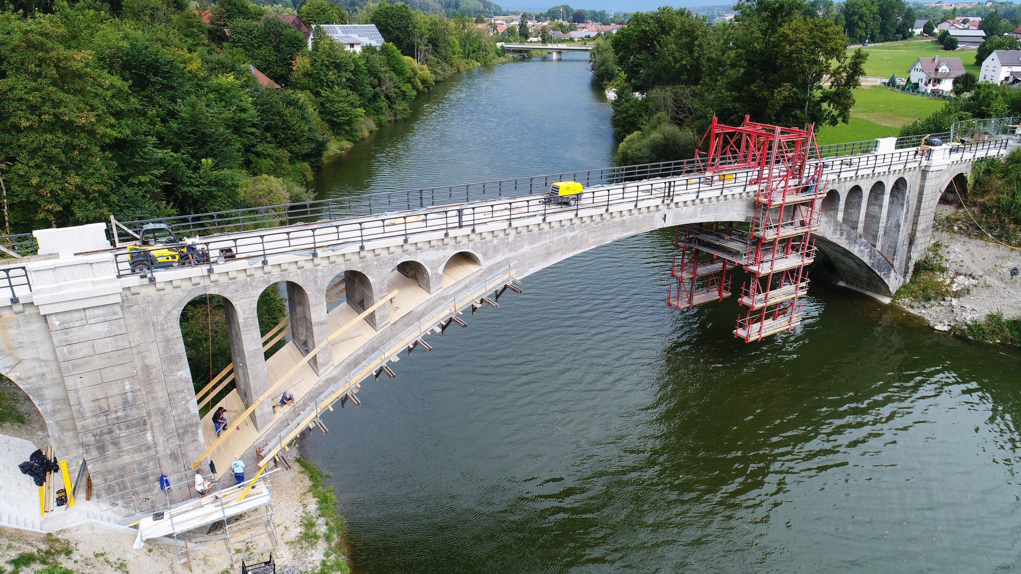 Die Illerbrücke wurde in zwei Bauabschnitten instand gesetzt. Der  Hauptbogen wurde mit Hilfe eines verschiebbaren Gerüsts saniert. Foto: Stefanie Vögele/Landratsamt Unterallgäu