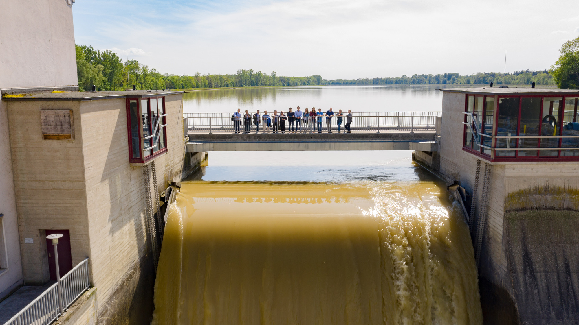 Die internationalen Experten besuchten das Wasserkraftwerk Feldheim in Niederschönenfeld. Foto: LEW/Ziegler