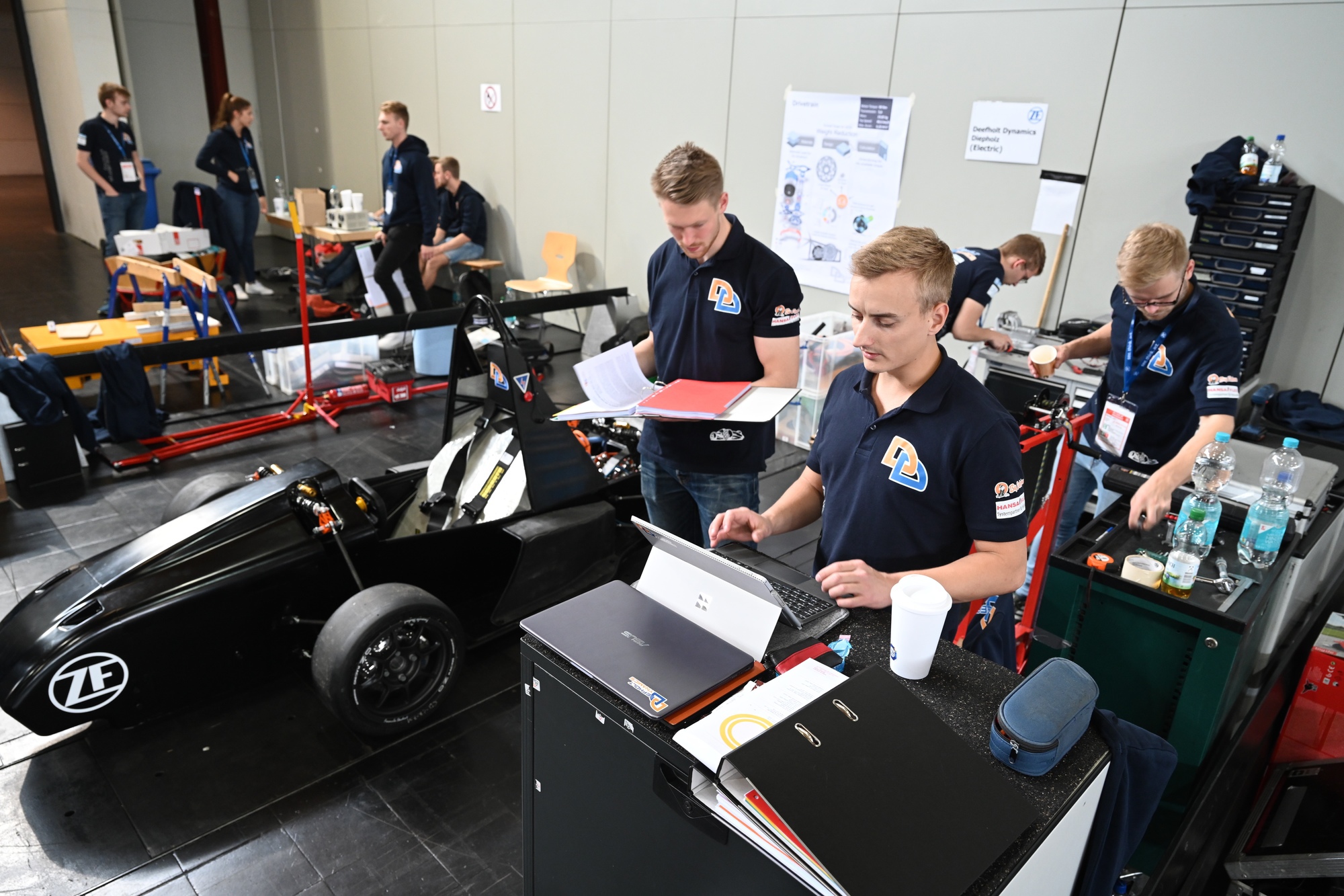 Die meisten Fahrzeuge, die in diesem Jahr beim ZF Race Camp an den Start gehen, fahren ohne Verbrennungsmotor. Hier das Team Deefholt Dynamics aus dem niedersächsischen Diepholz. Foto: ZF