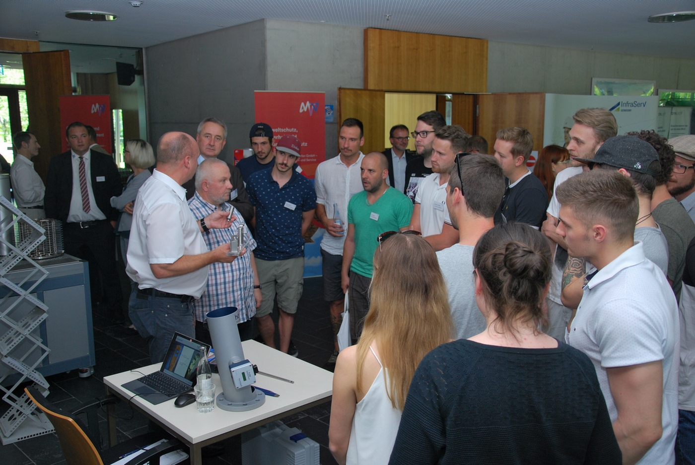 In der Foyerausstellung stand der Austausch, die Information und Vernetzung für die Fachkräfte von Morgen im Fokus. Foto: KUMAS e.V.