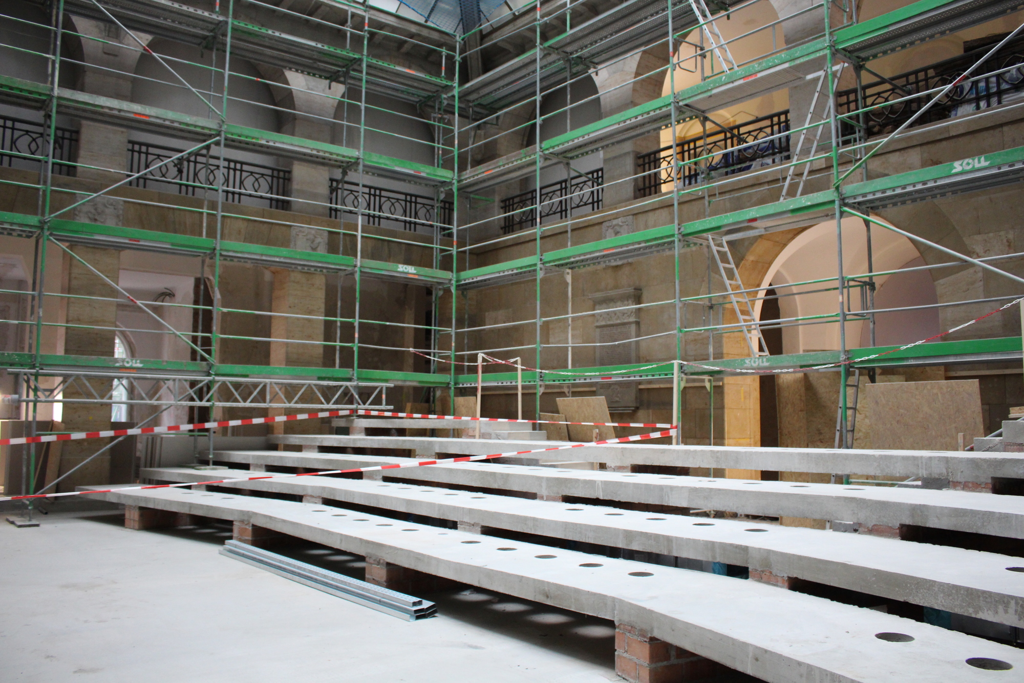 Im ehemaligen Postschaltersaal sollen künftig Konzerte stattfinden. Foto: Michael Ermark / B4B WIRTSCHAFTSLEBEN SCHWABEN