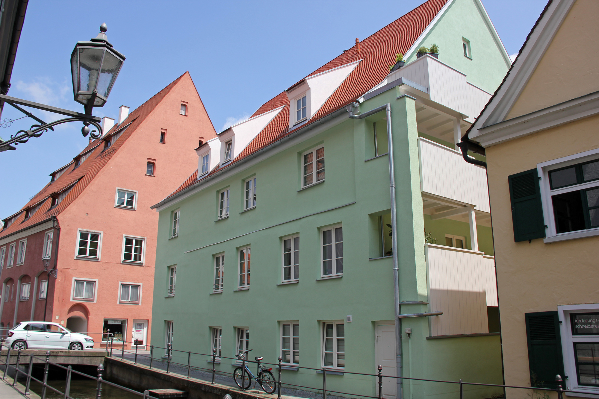 Besonders die Altanen und Dauchgauben würden die Wohnqualität steigern. Die Fassade orientiert sich nun an der des 19. Jahrhunderts. Foto: Julia Mayer/Pressestelle Stadt Memmingen