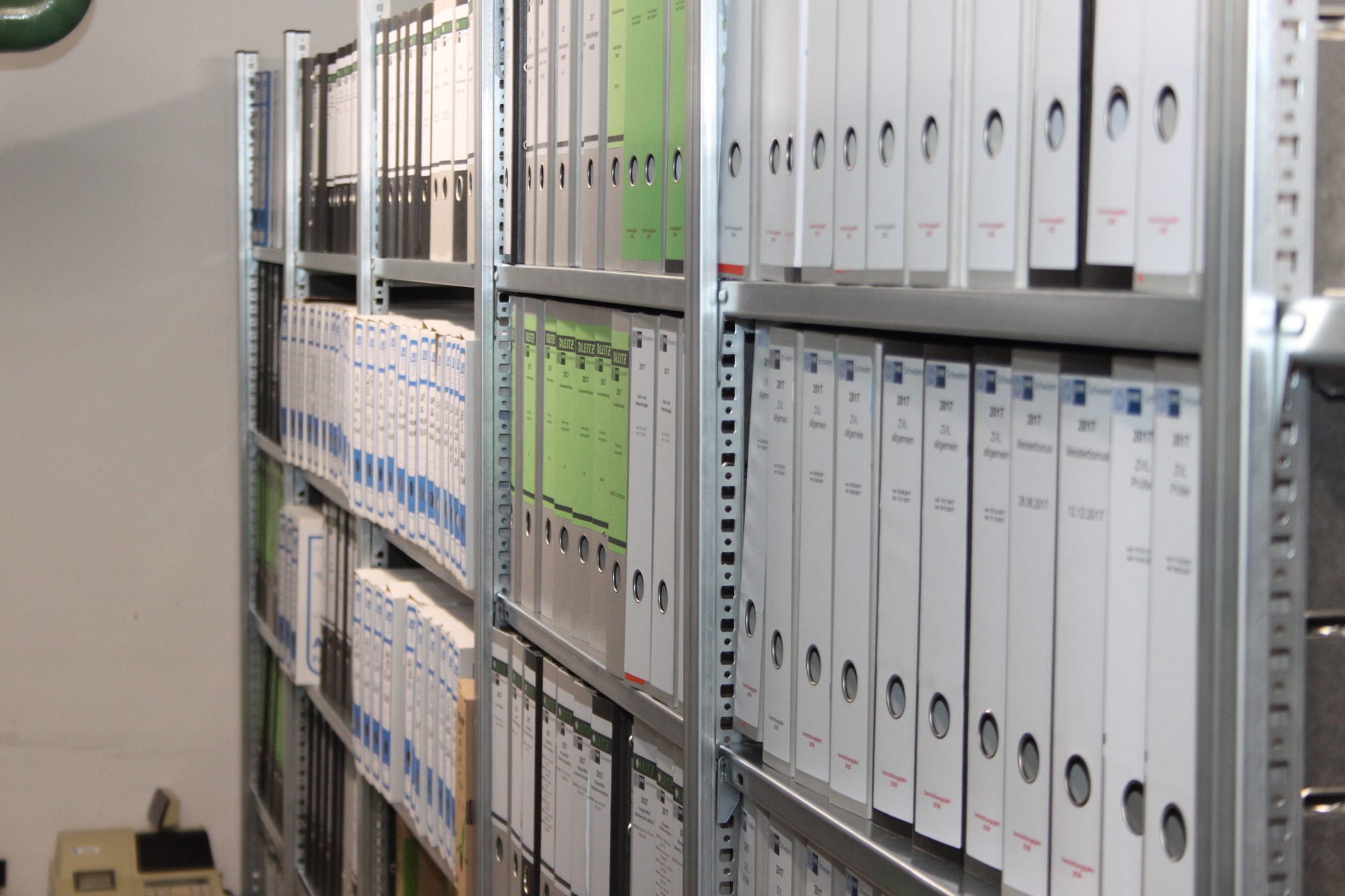 Auch im Aktenlager der IHK Schwaben stapeln sich die Ordner. Foto: IHK Schwaben